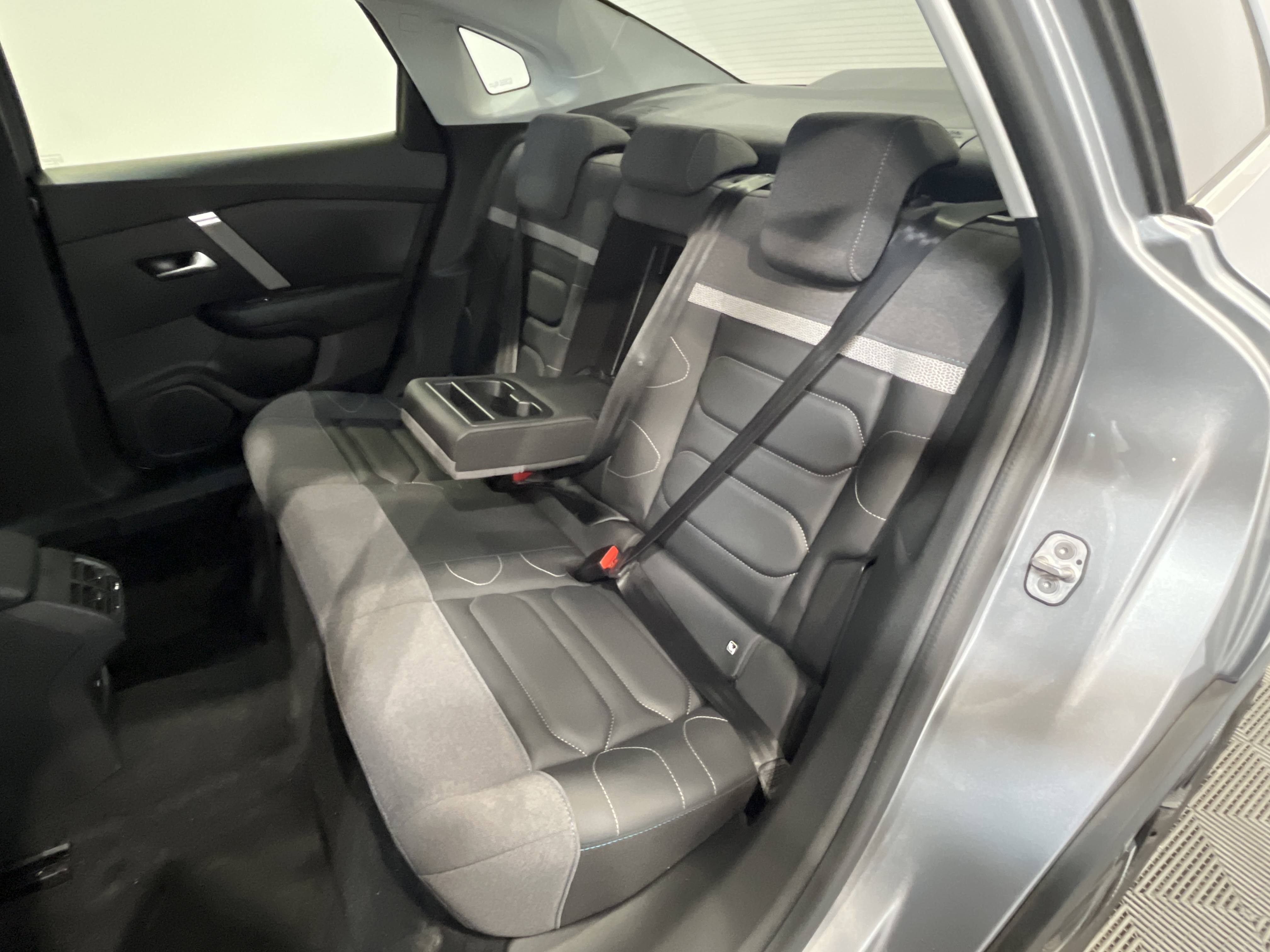 Photo 10 du véhicule CITROEN C4 X