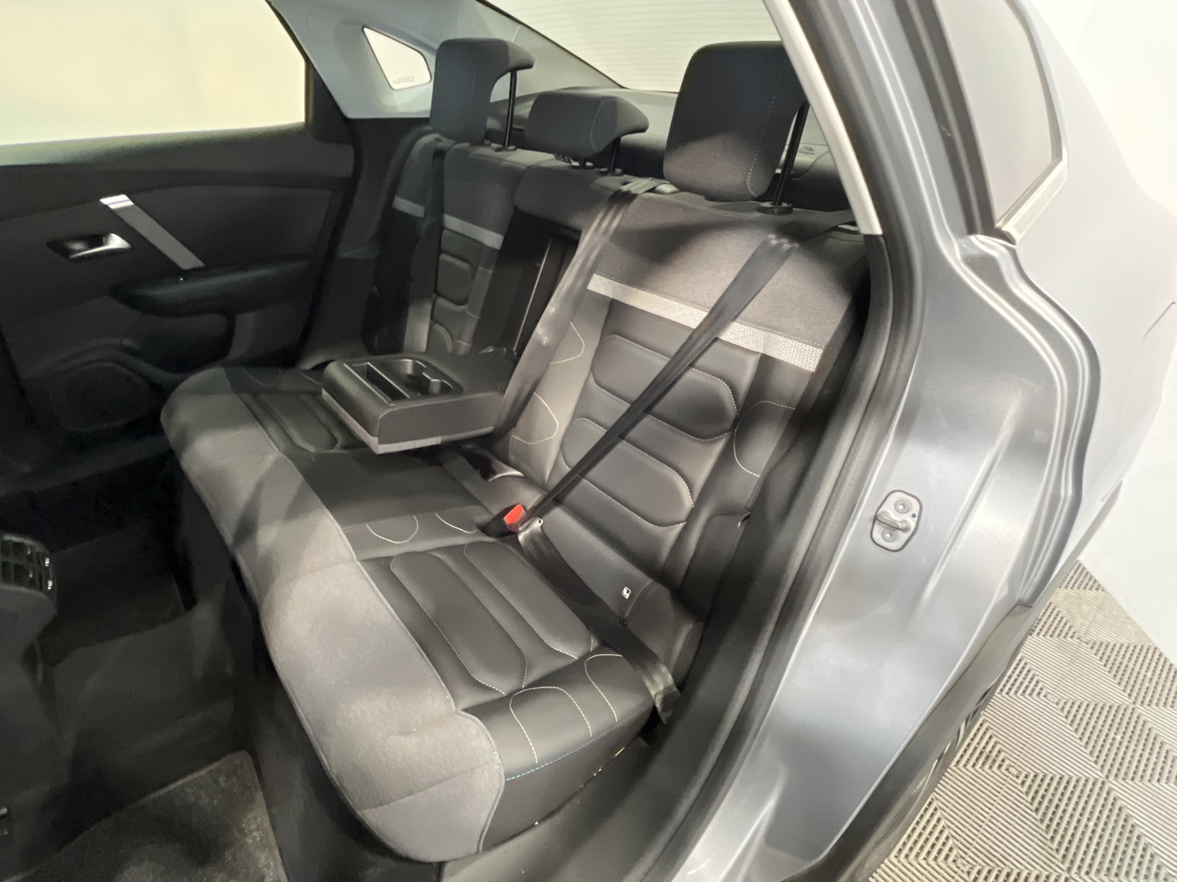 Photo 10 du véhicule CITROEN C4 X