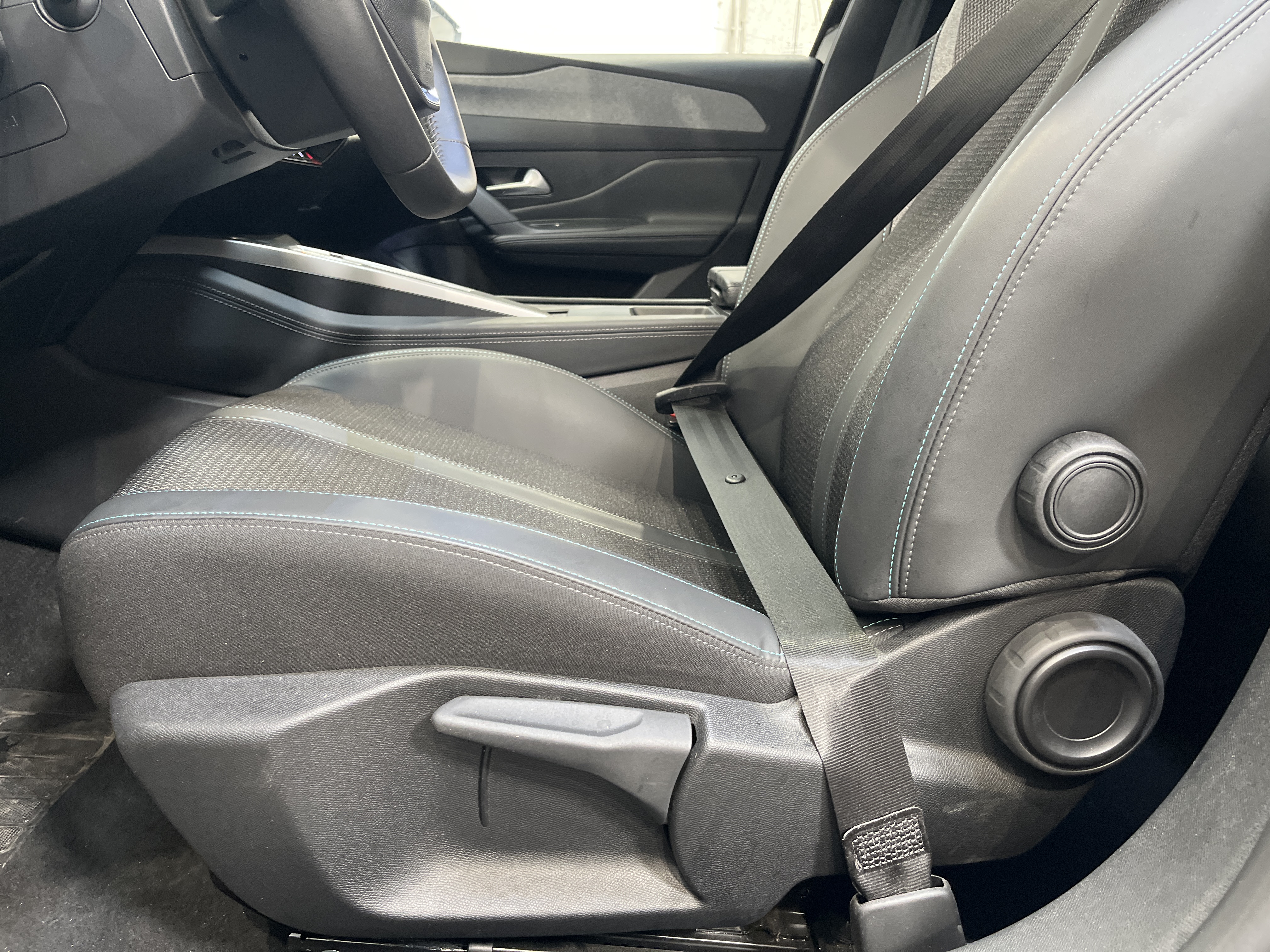 Photo 38 du véhicule PEUGEOT 308
