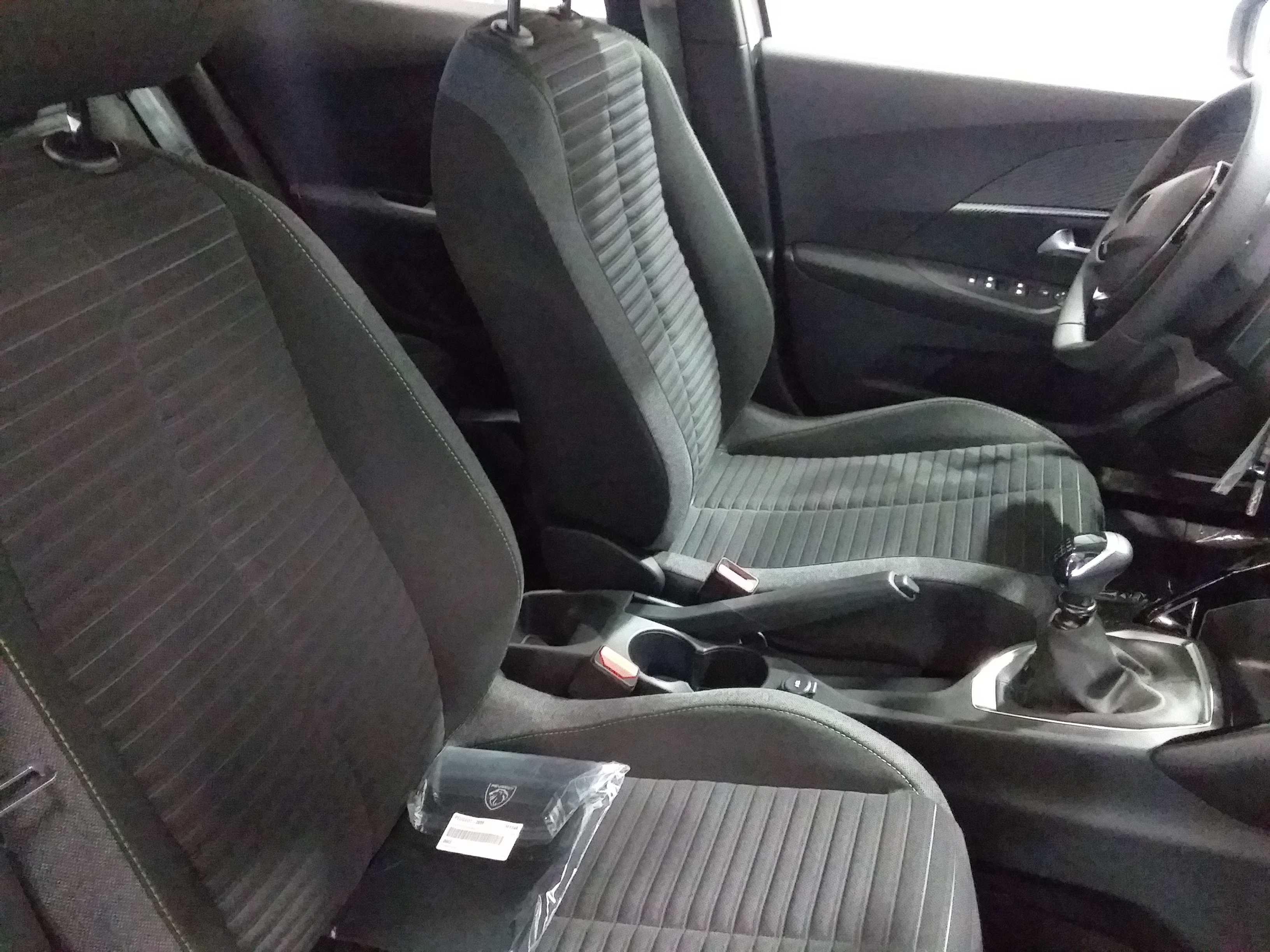 Photo 17 du véhicule PEUGEOT 2008
