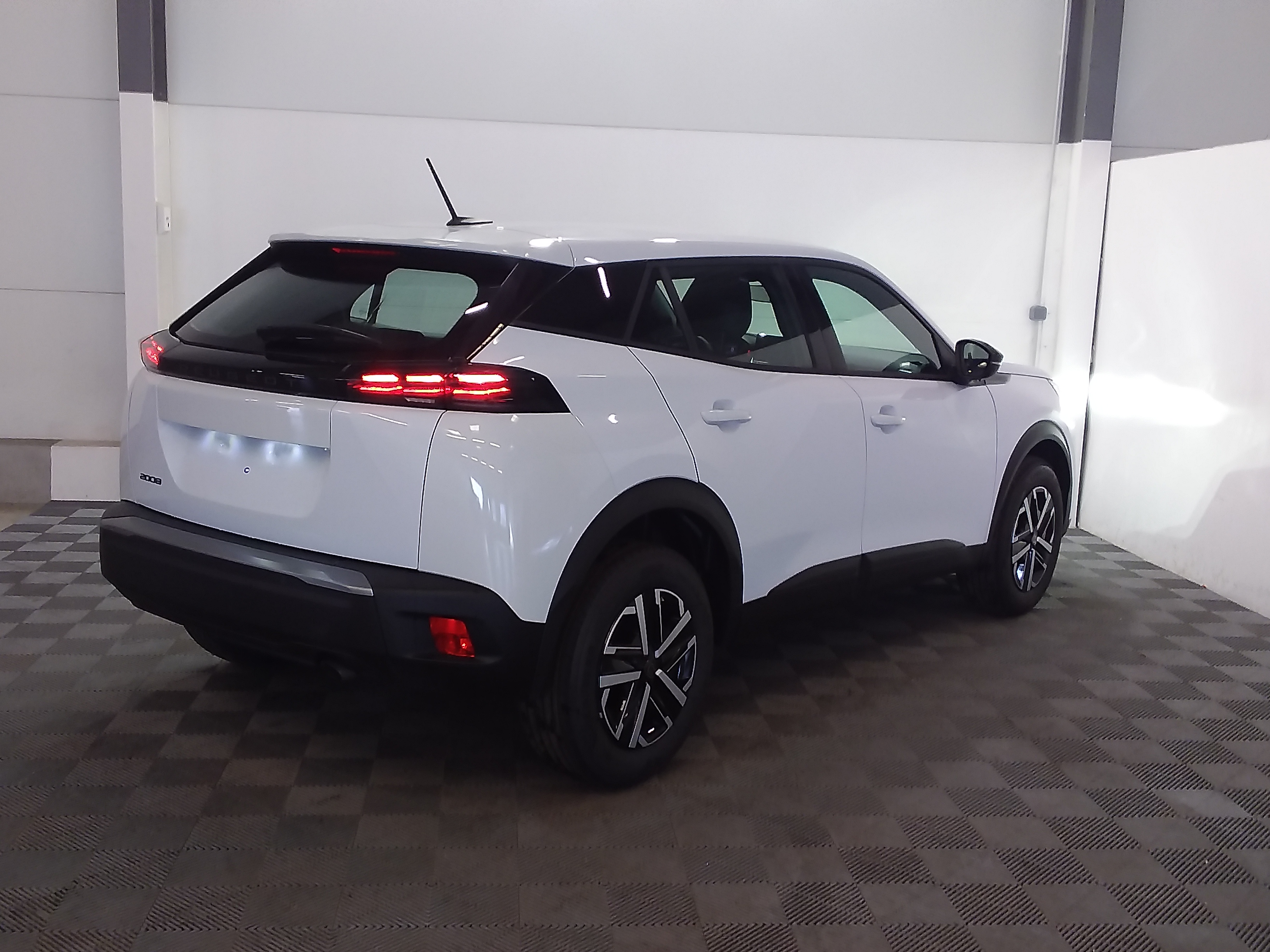 Photo 4 du véhicule PEUGEOT 2008