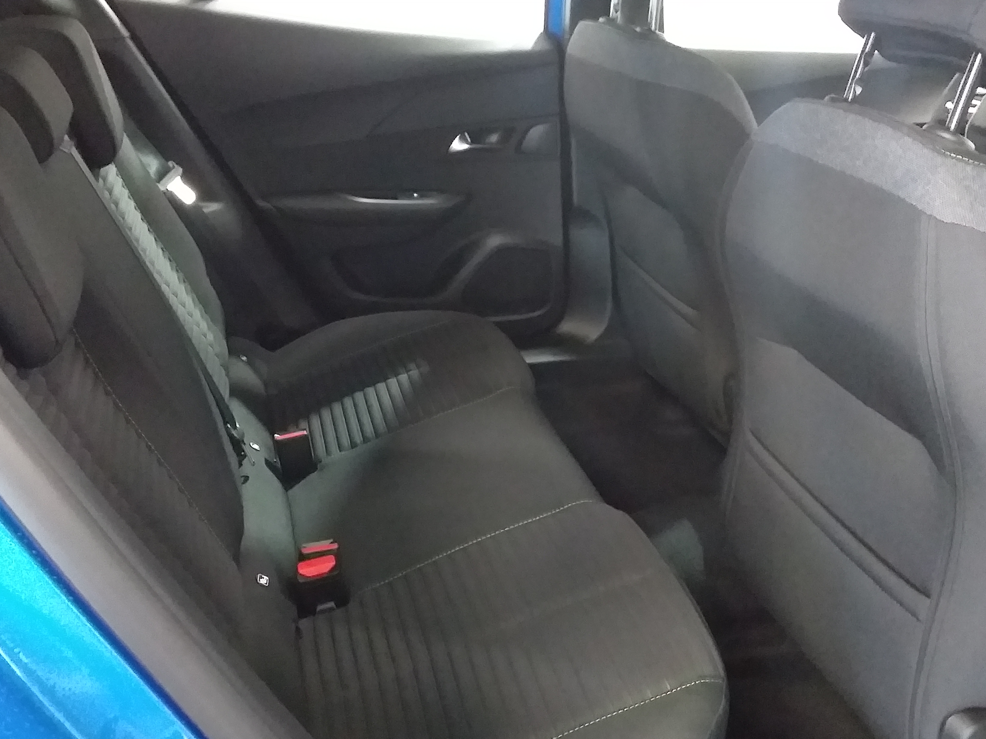 Photo 8 du véhicule PEUGEOT 2008