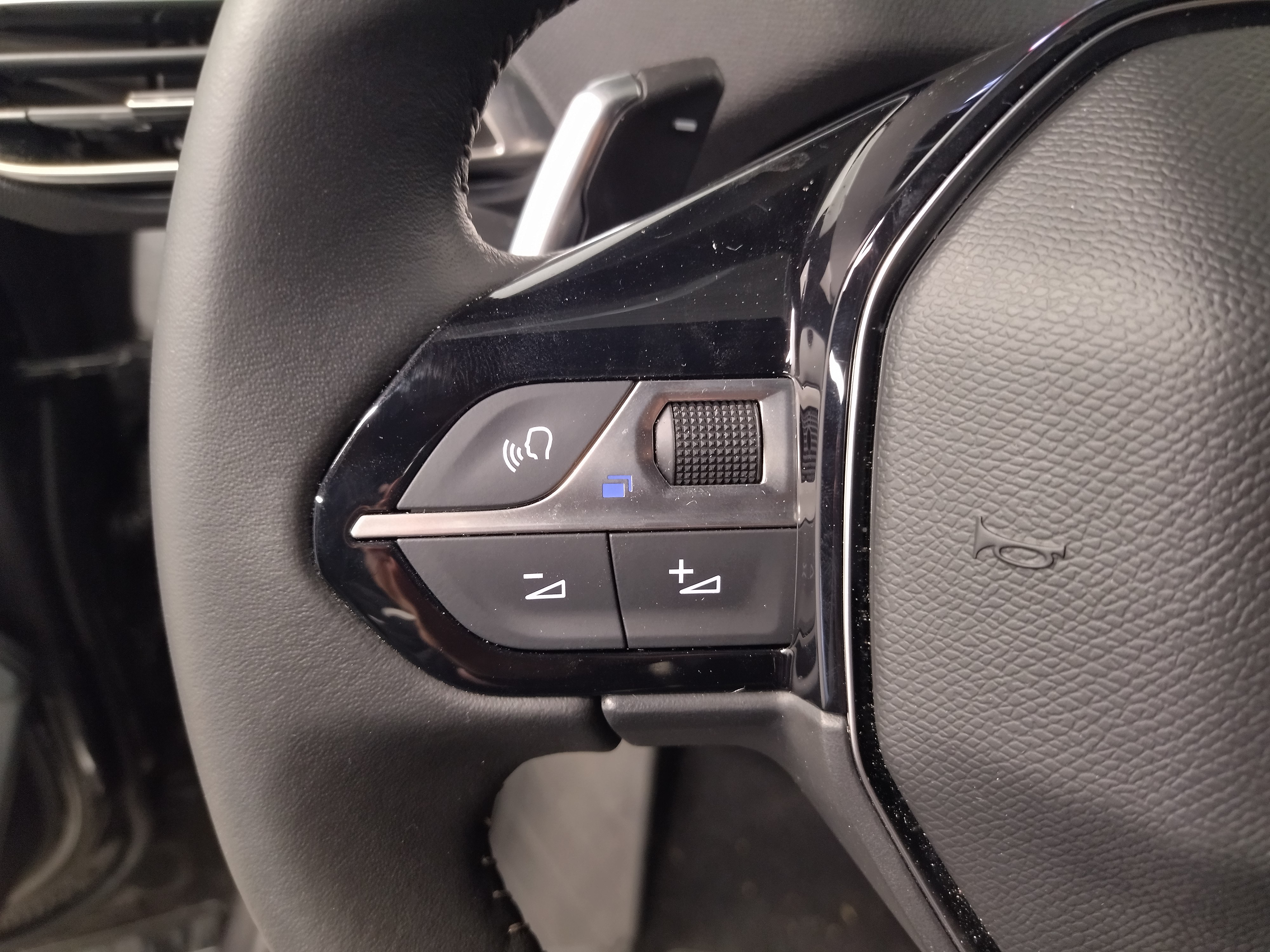 Photo 28 du véhicule PEUGEOT 3008