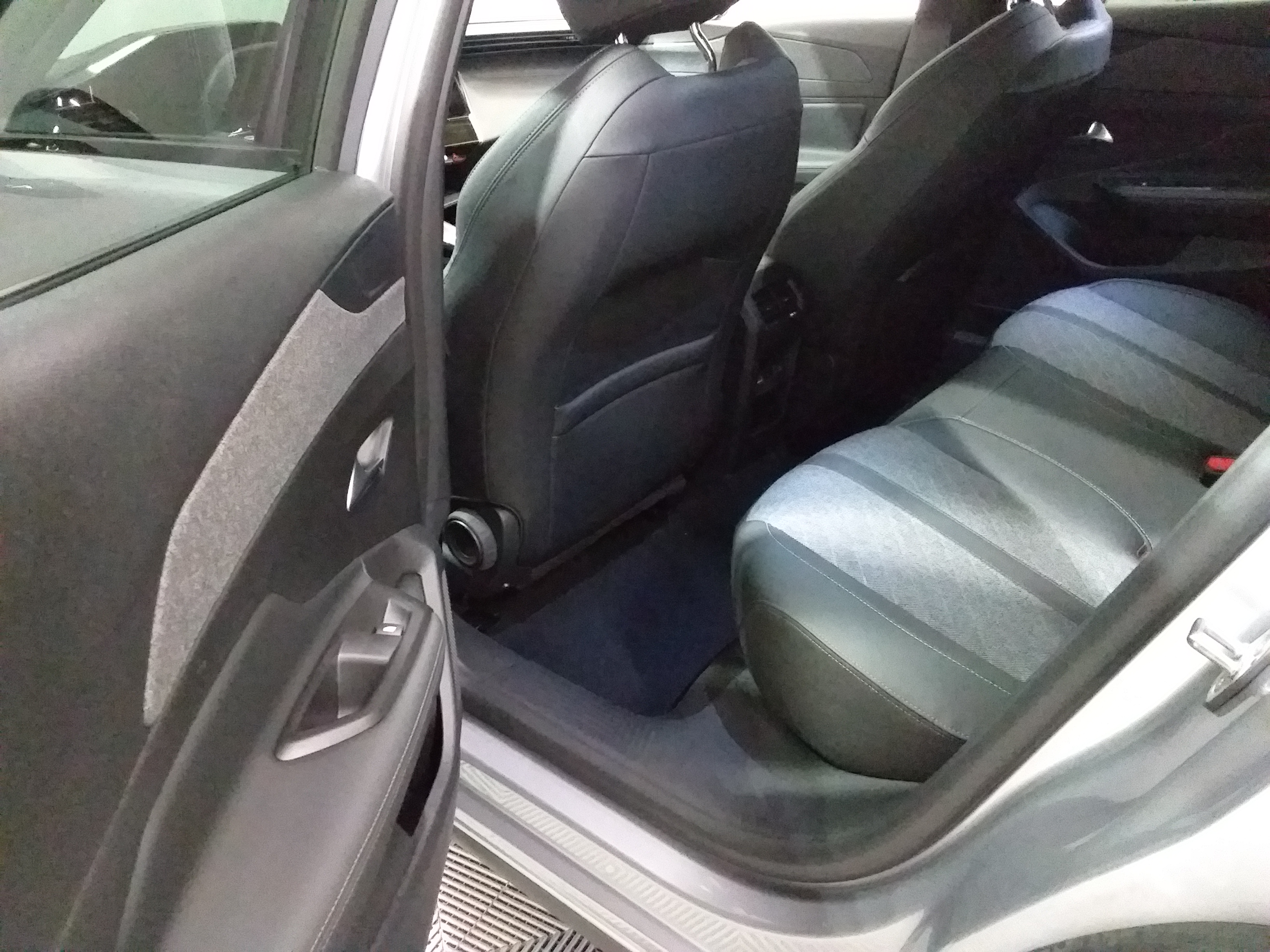 Photo 30 du véhicule PEUGEOT 408