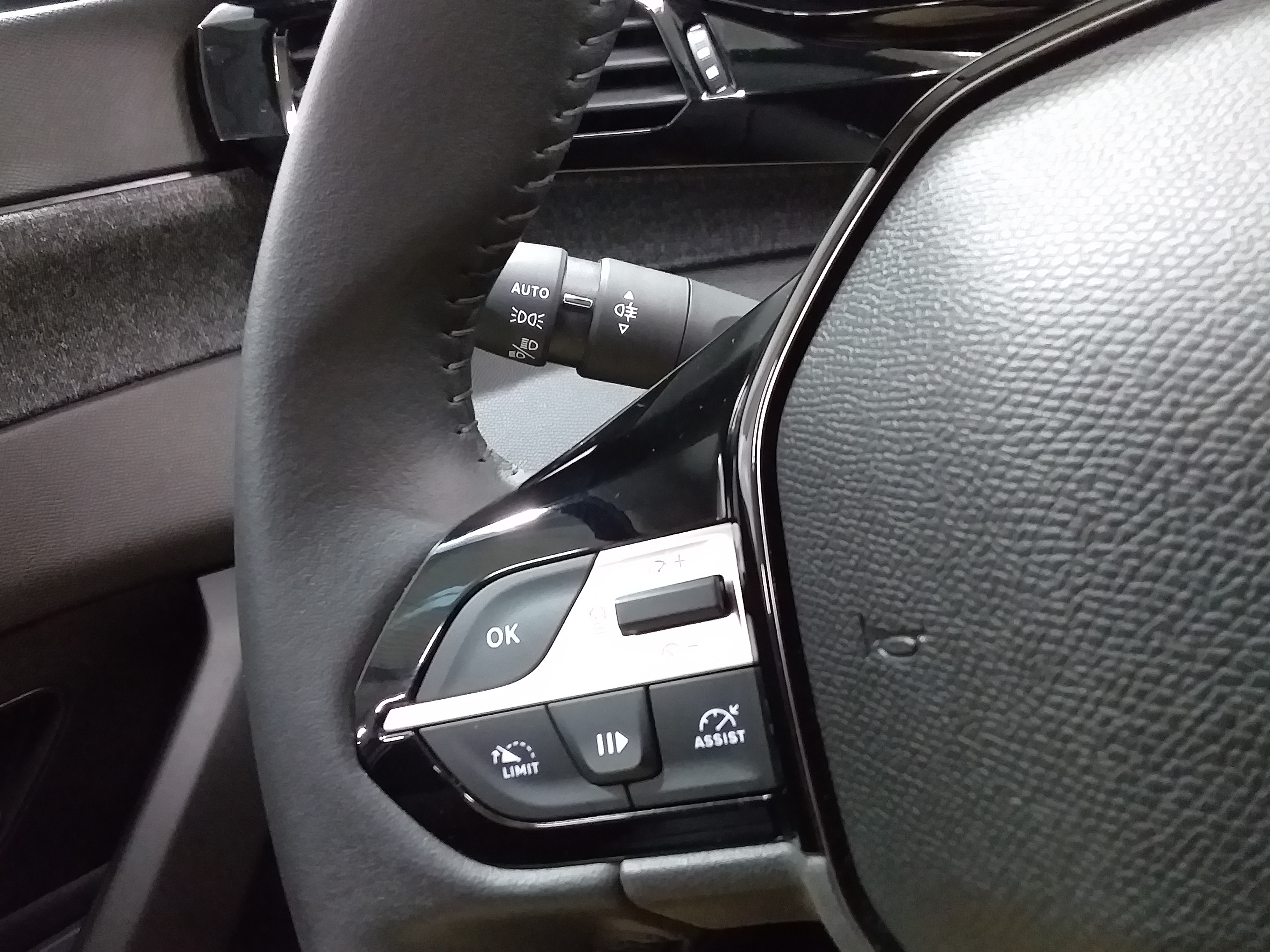 Photo 25 du véhicule PEUGEOT 408