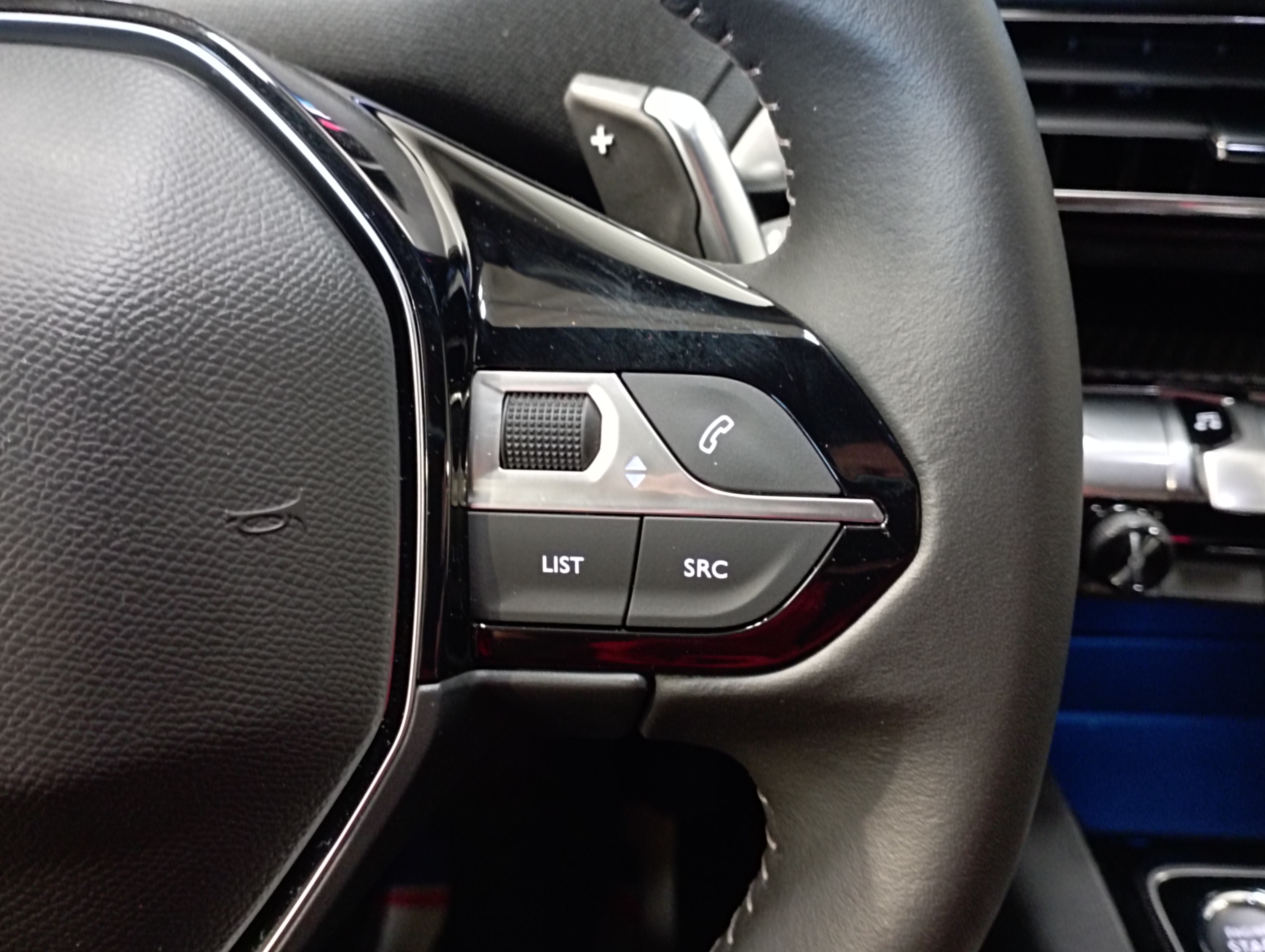 Photo 26 du véhicule PEUGEOT 3008