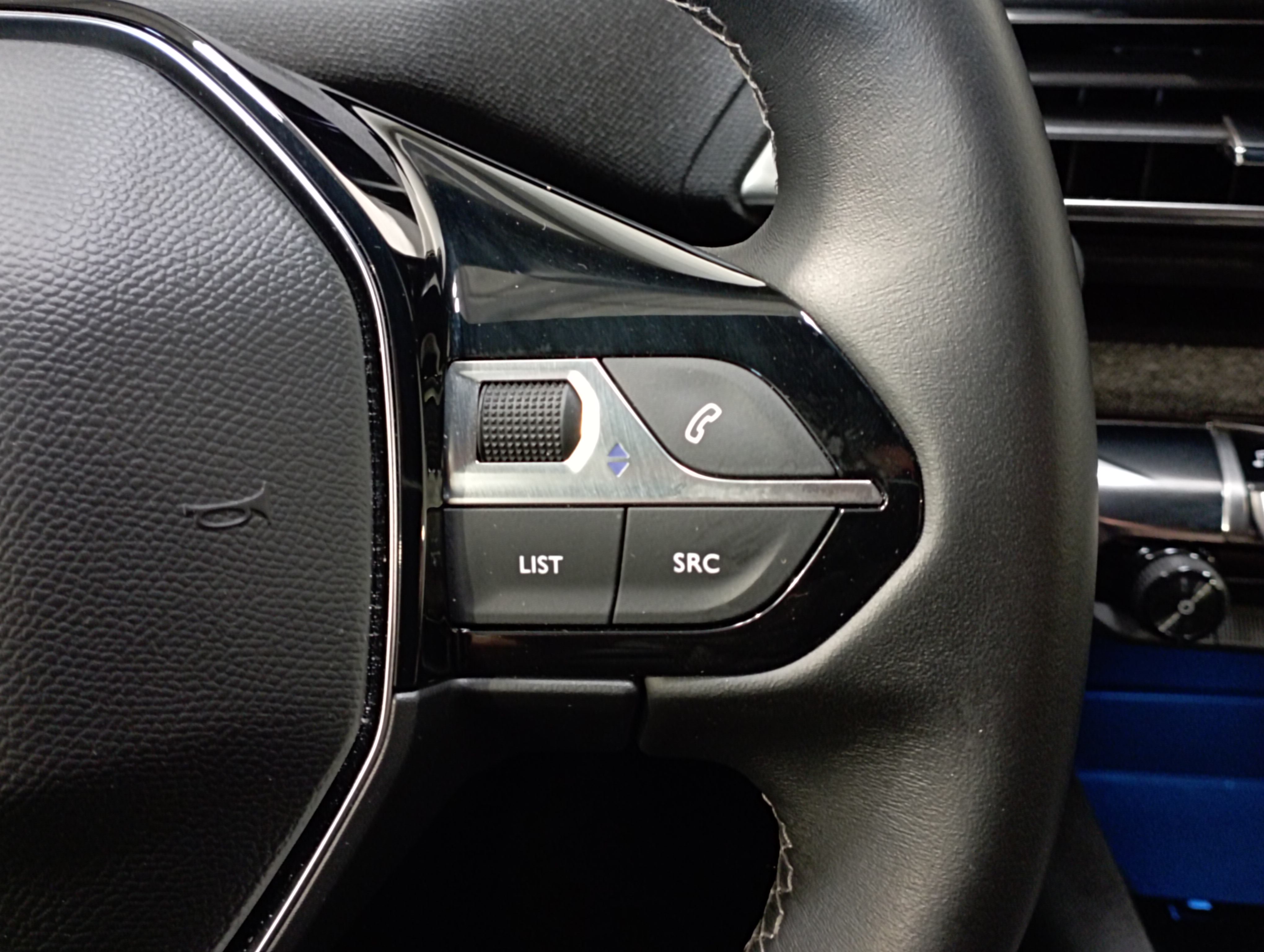 Photo 32 du véhicule PEUGEOT 3008