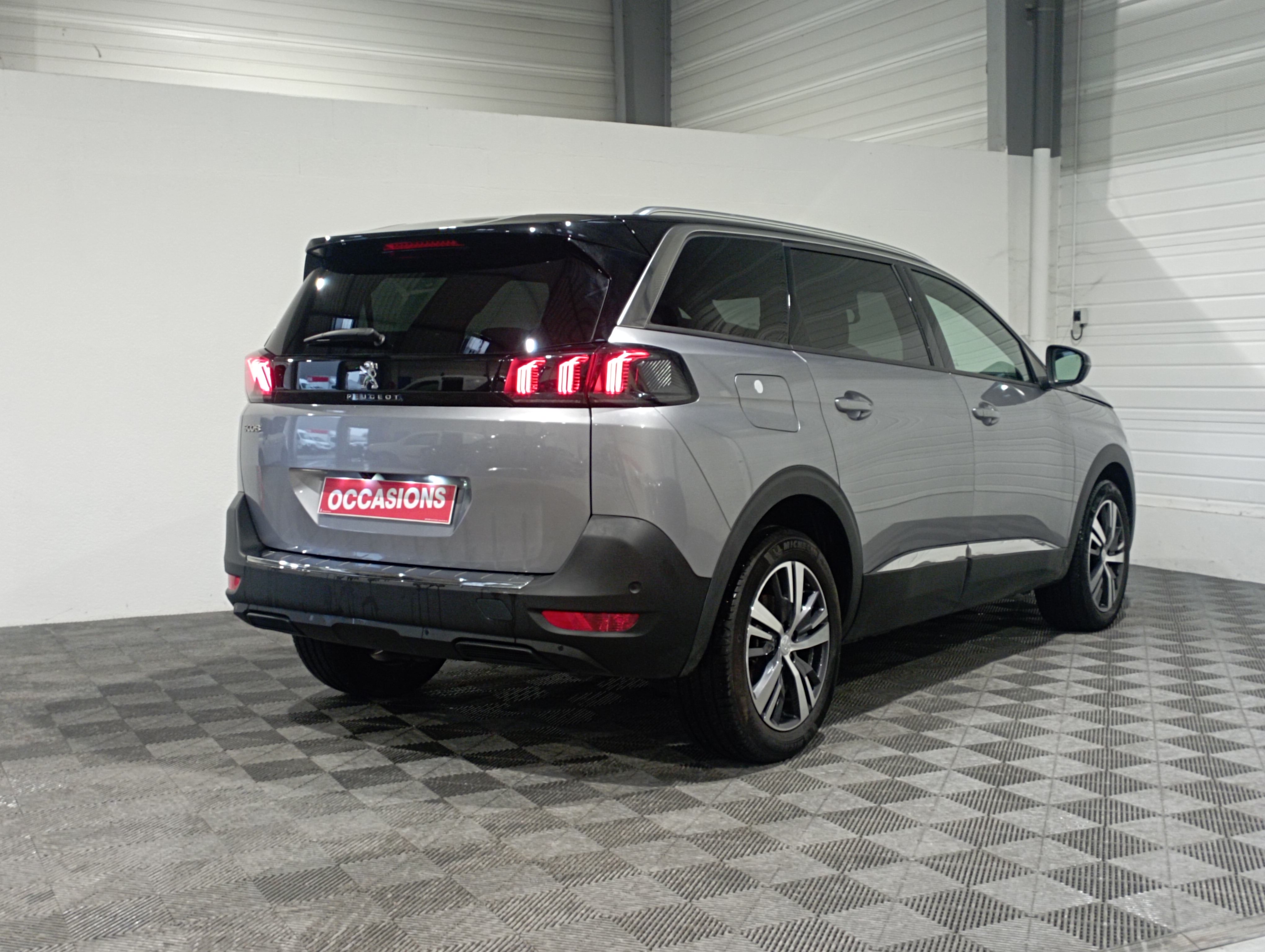 Photo 6 du véhicule PEUGEOT 5008