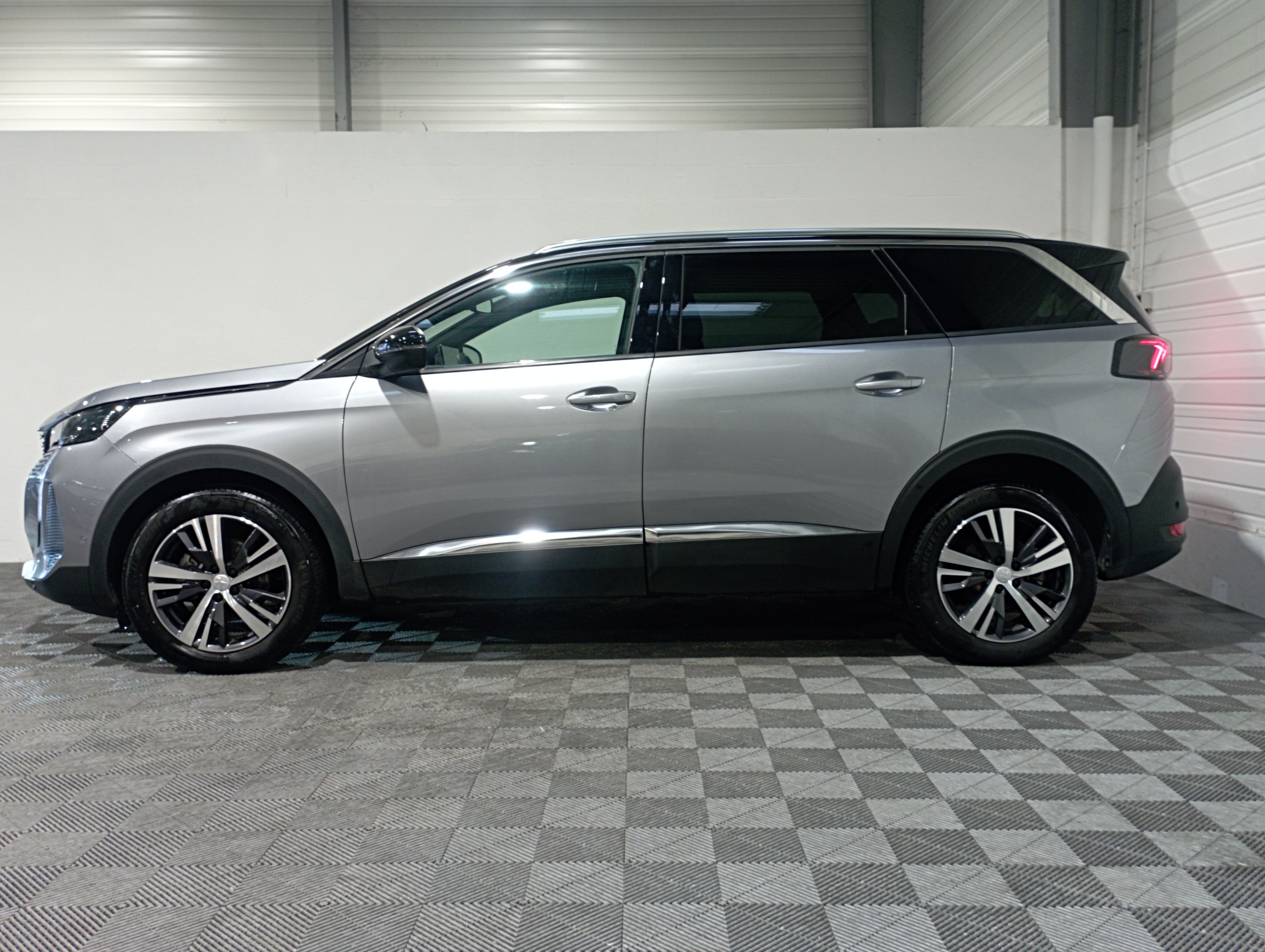 Photo 5 du véhicule PEUGEOT 5008