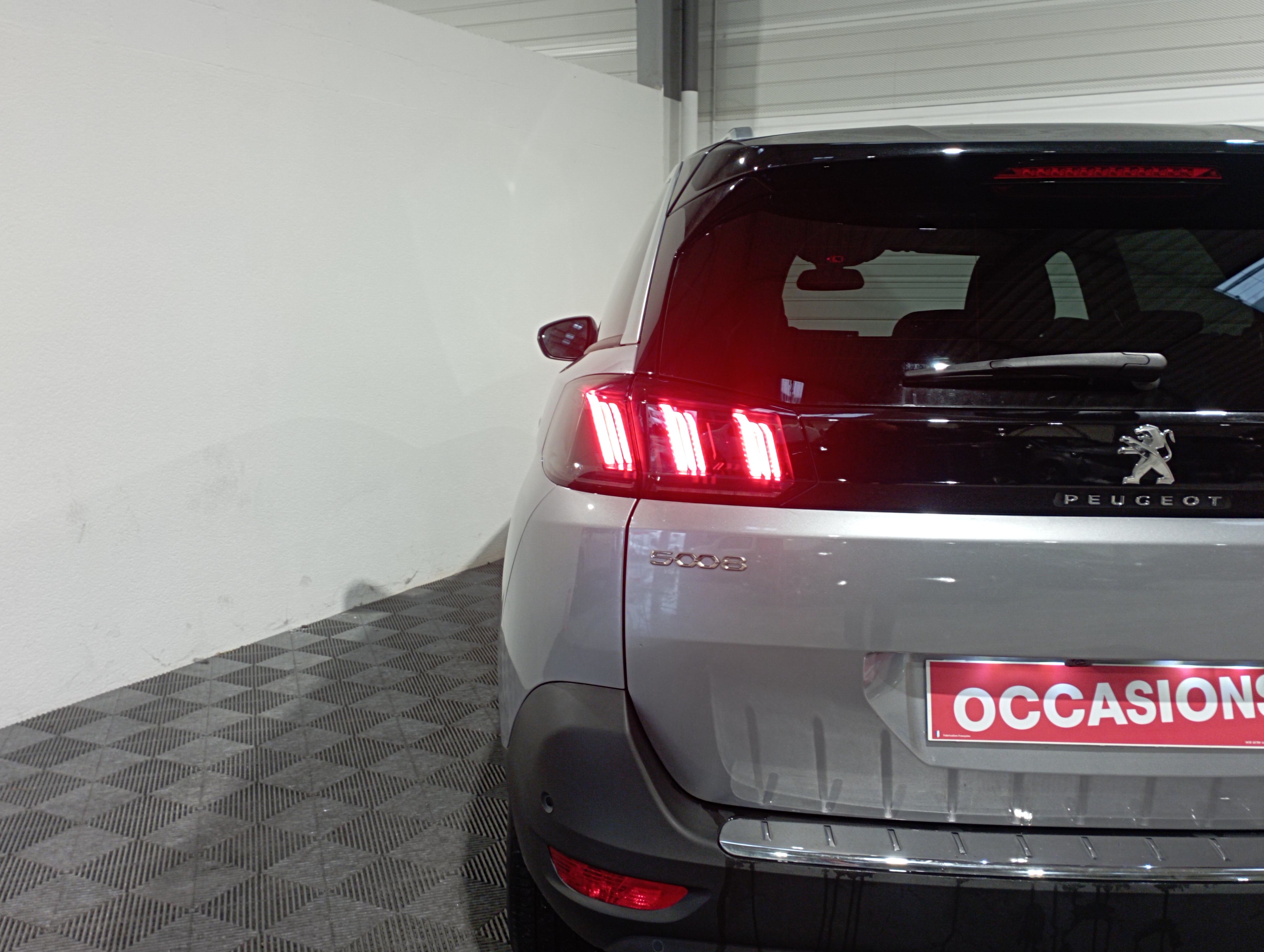 Photo 9 du véhicule PEUGEOT 5008