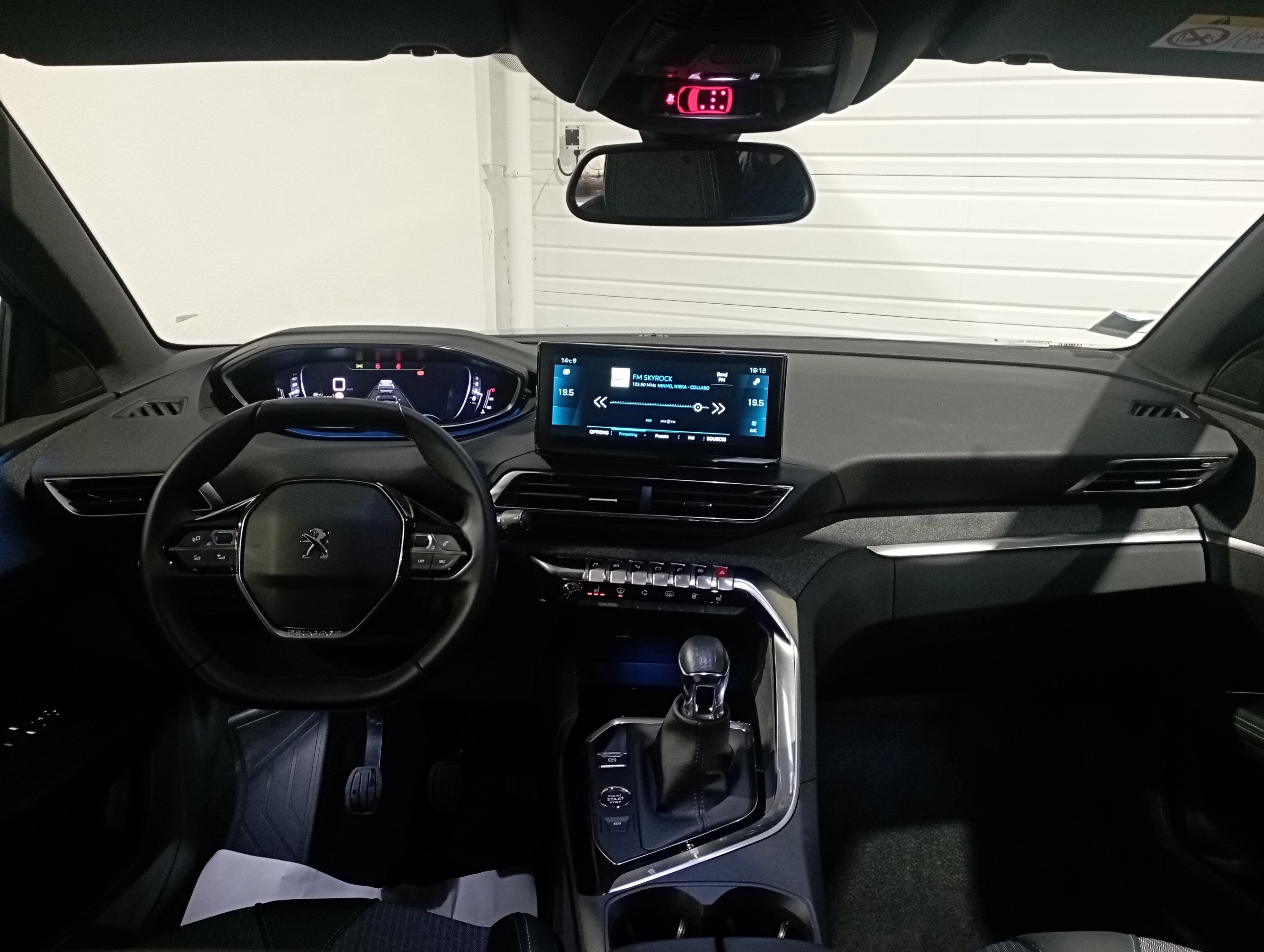 Photo 15 du véhicule PEUGEOT 5008