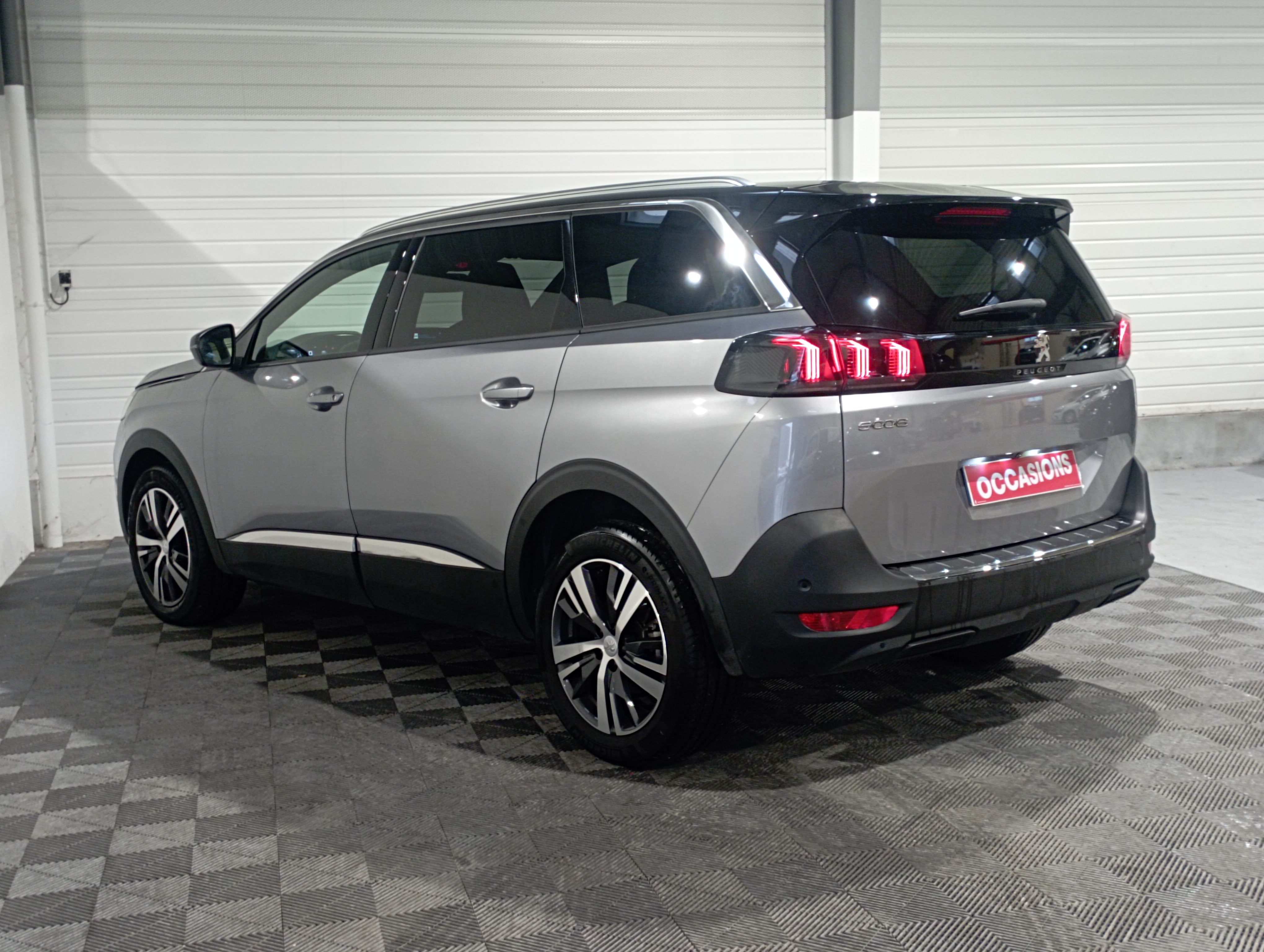 Photo 8 du véhicule PEUGEOT 5008