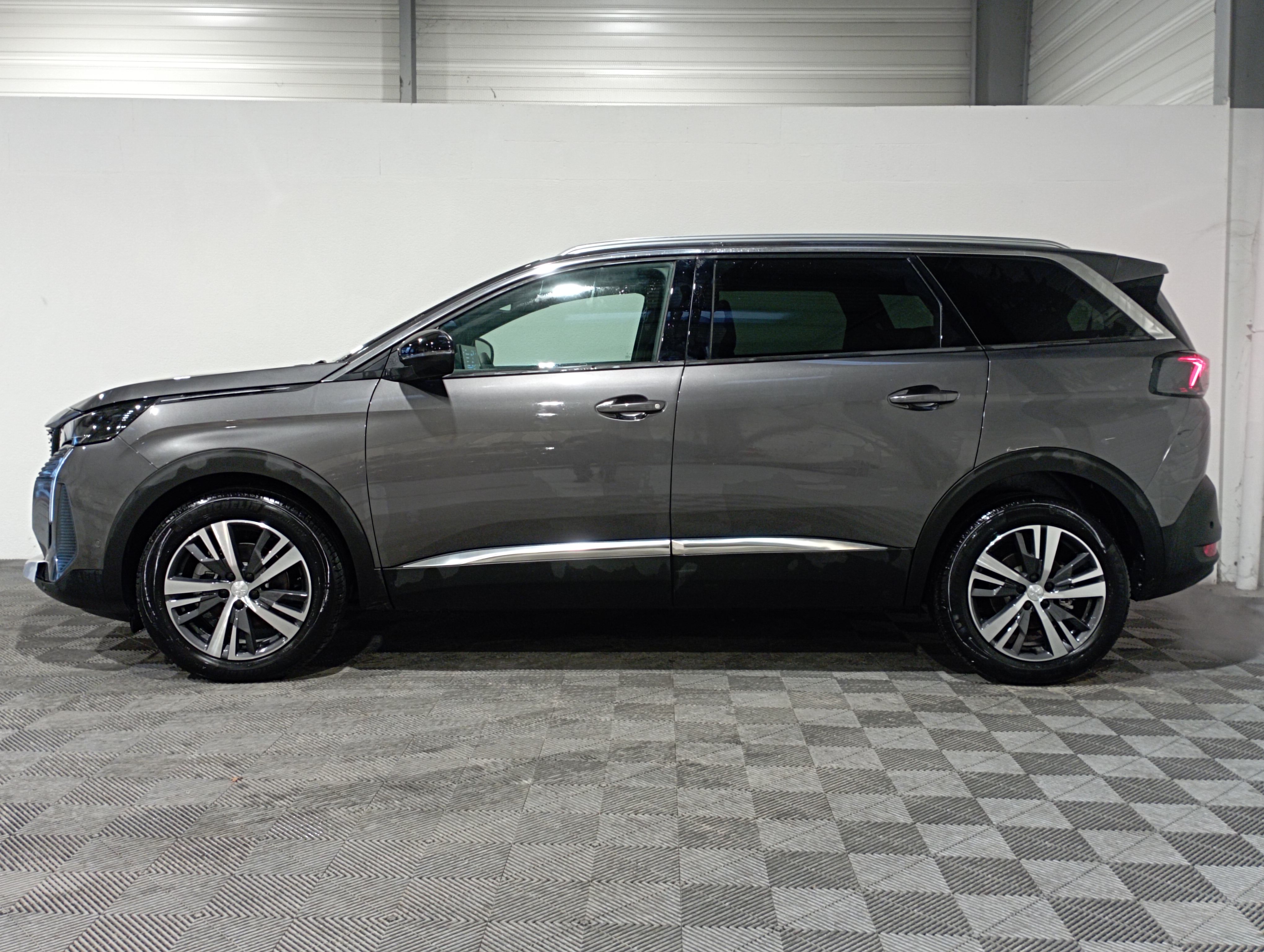 Photo 5 du véhicule PEUGEOT 5008