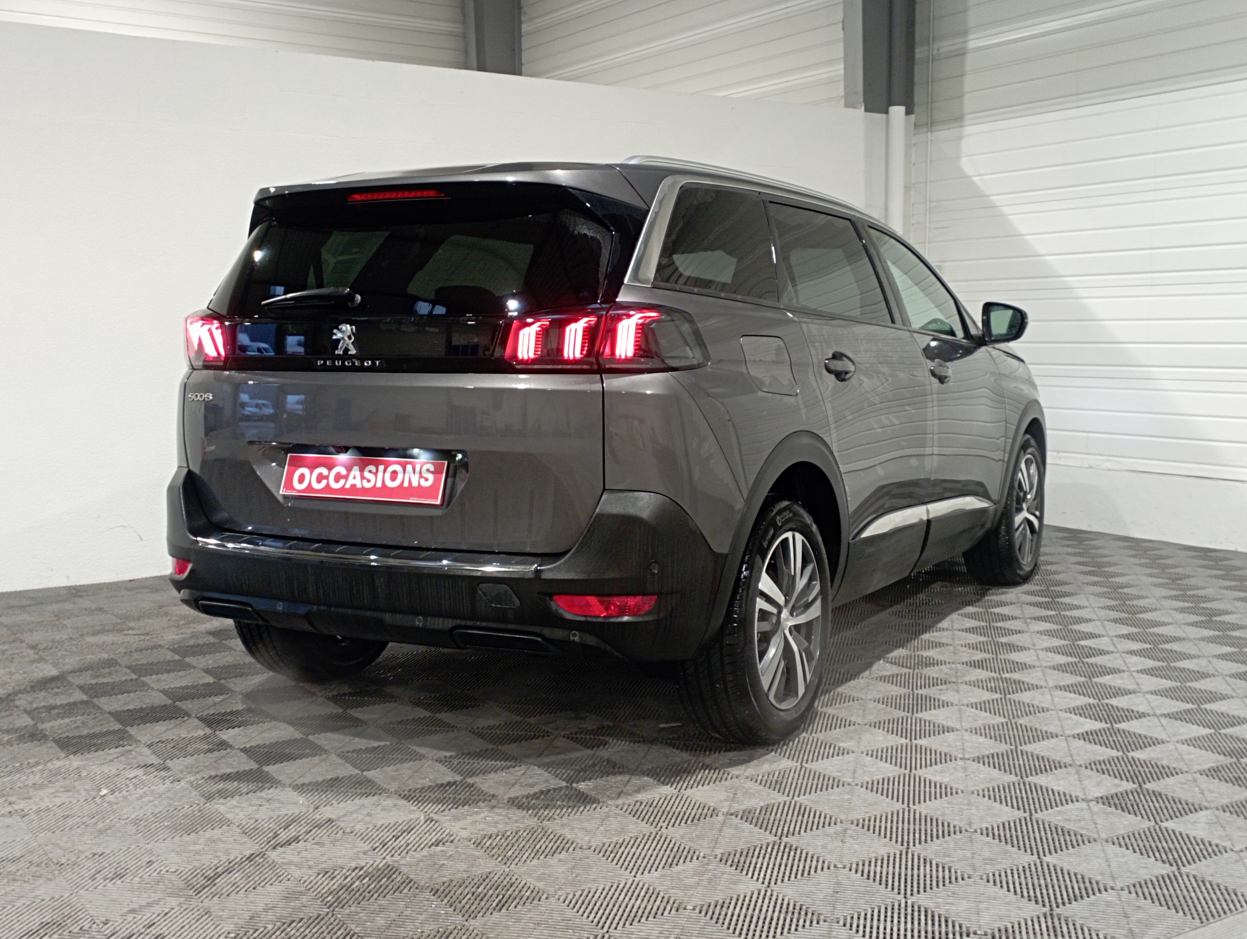 Photo 6 du véhicule PEUGEOT 5008