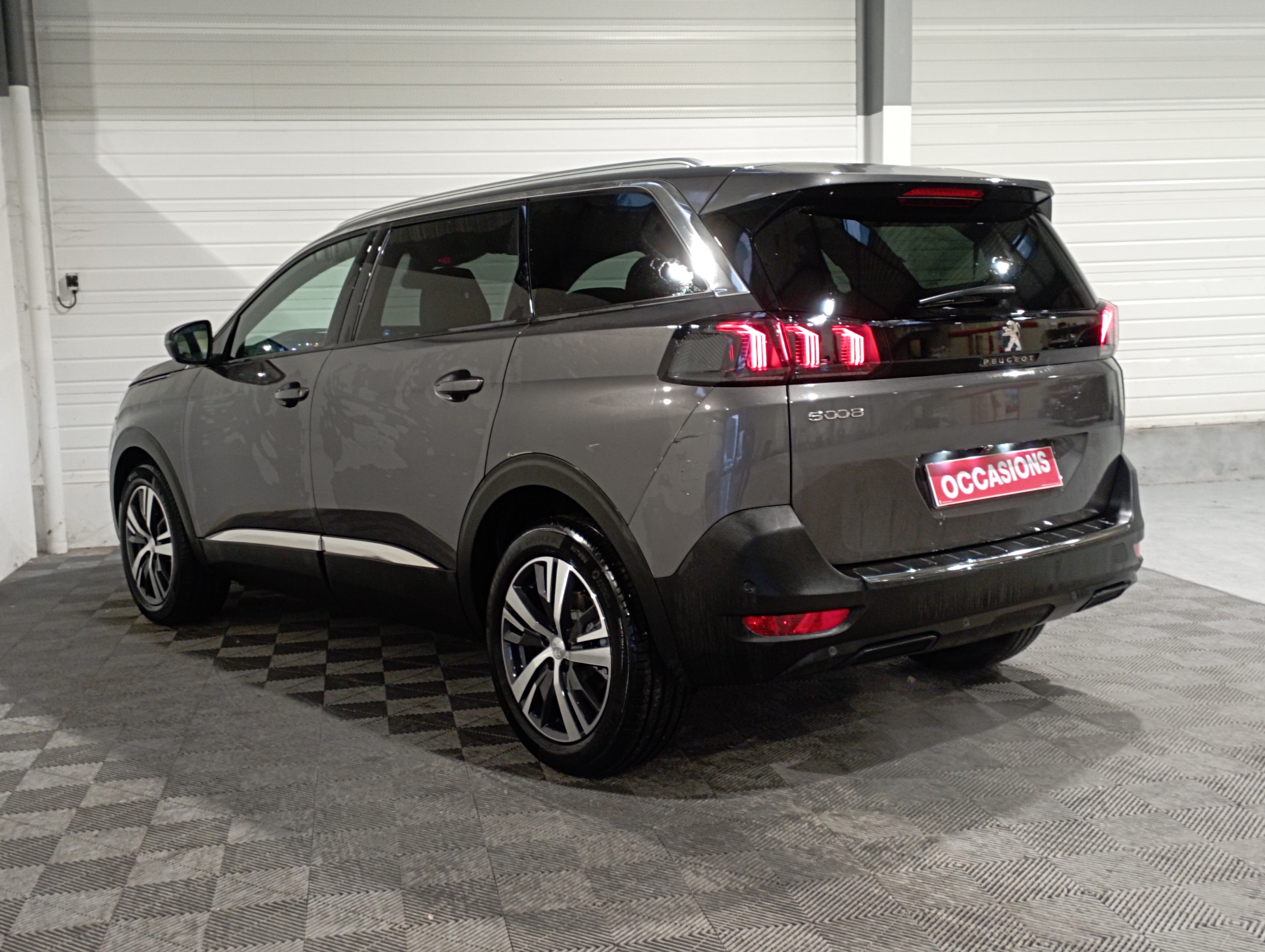 Photo 8 du véhicule PEUGEOT 5008
