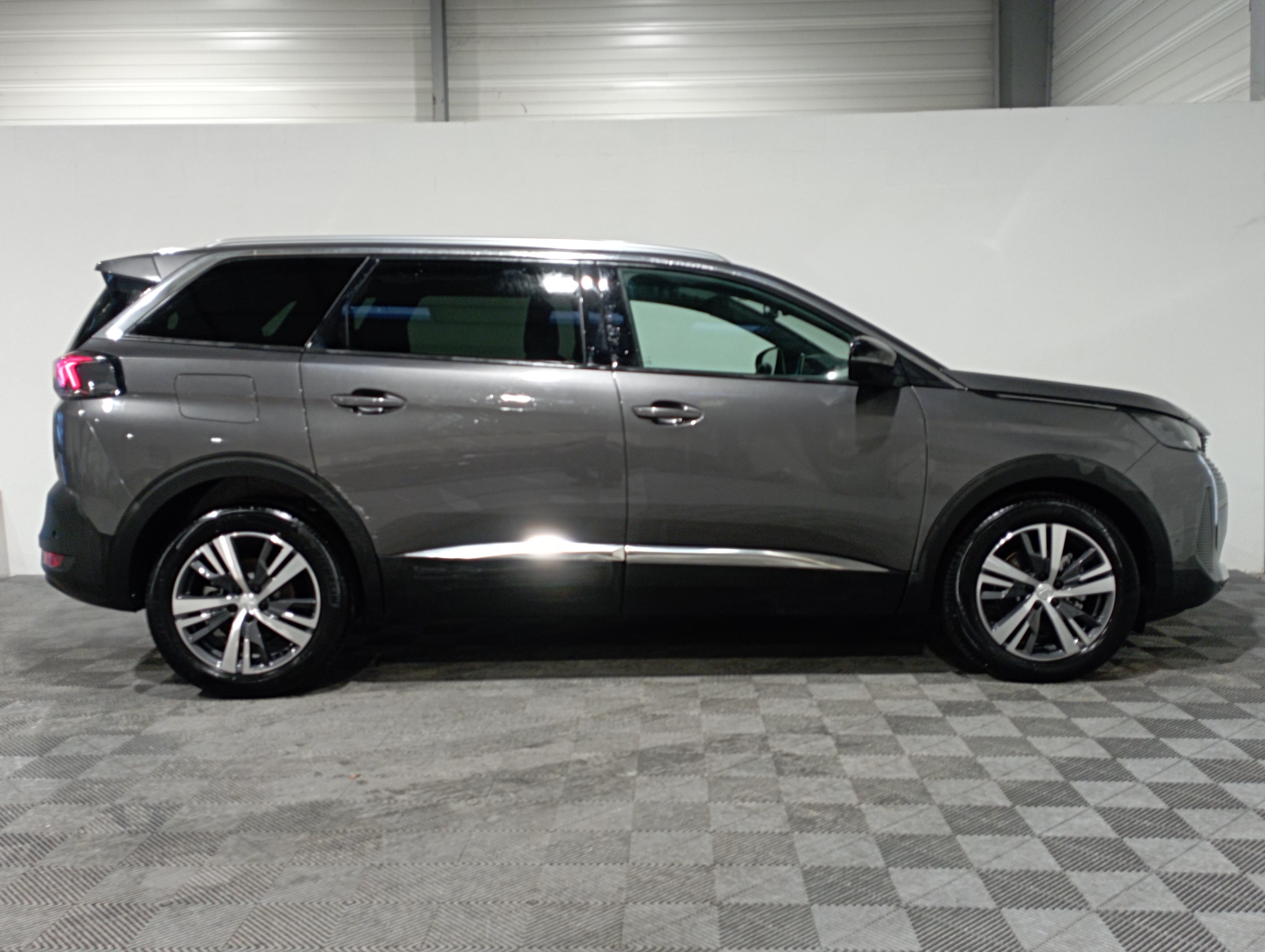 Photo 10 du véhicule PEUGEOT 5008