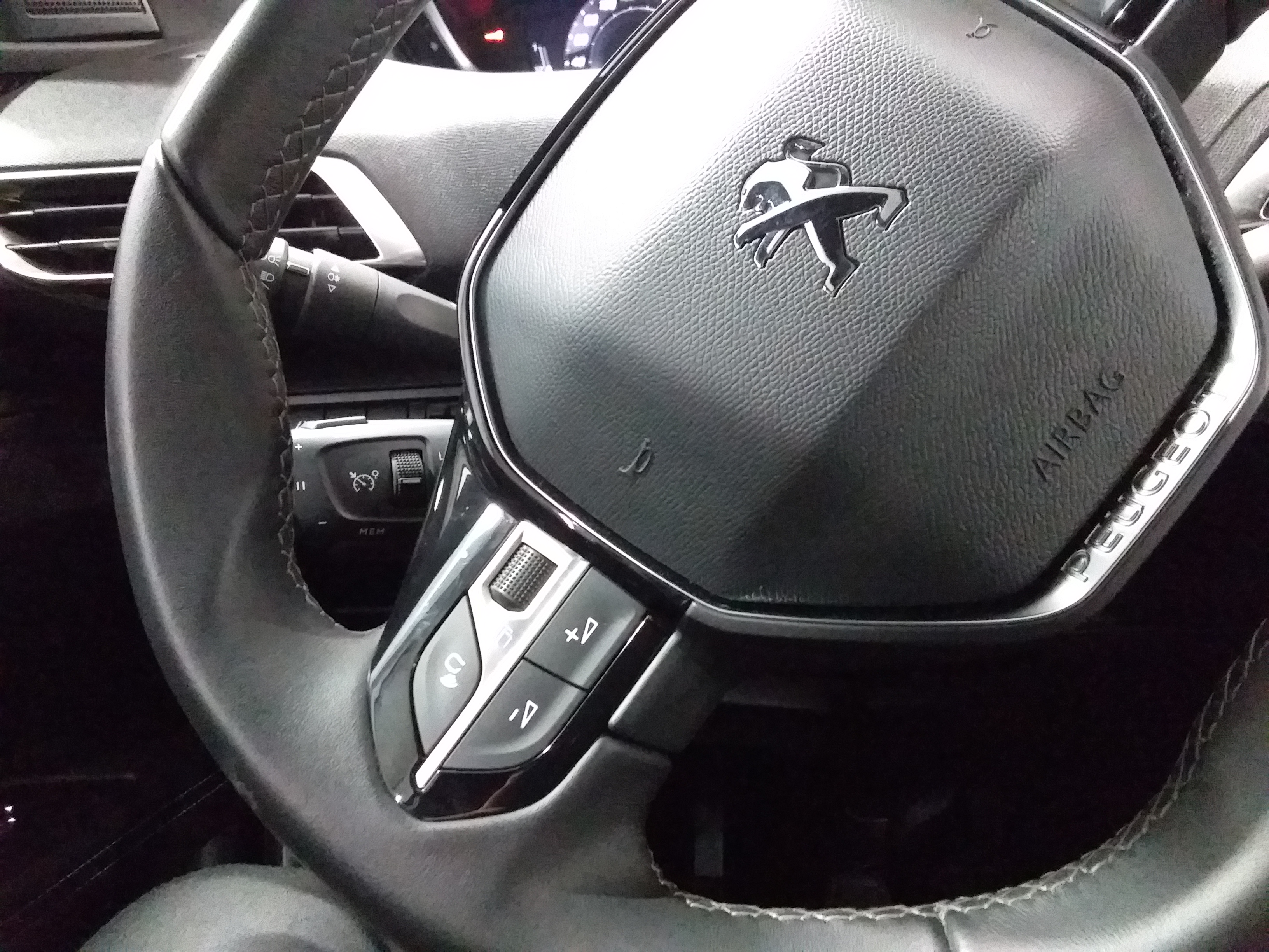 Photo 22 du véhicule PEUGEOT 3008