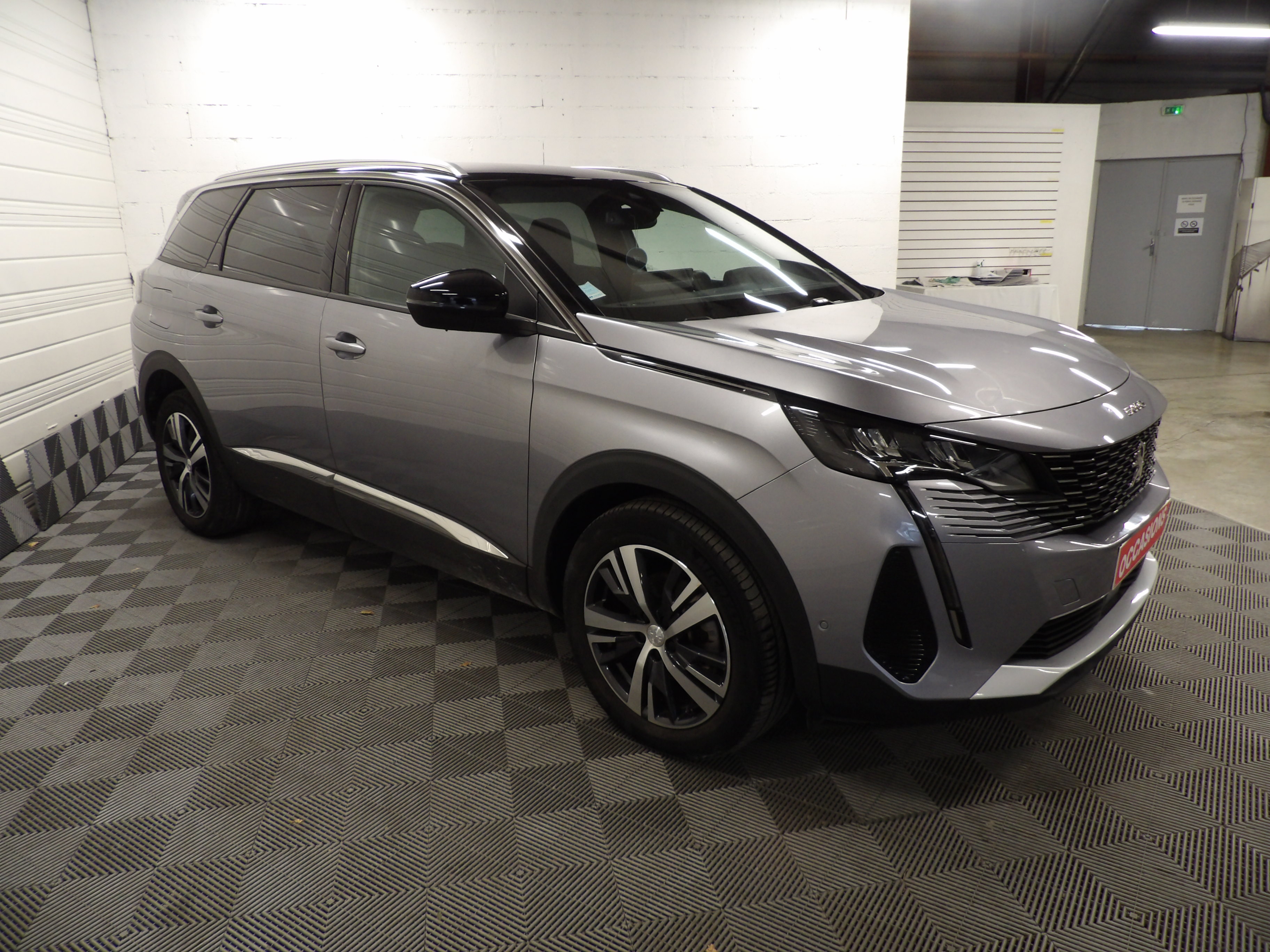Photo 3 du véhicule PEUGEOT 5008