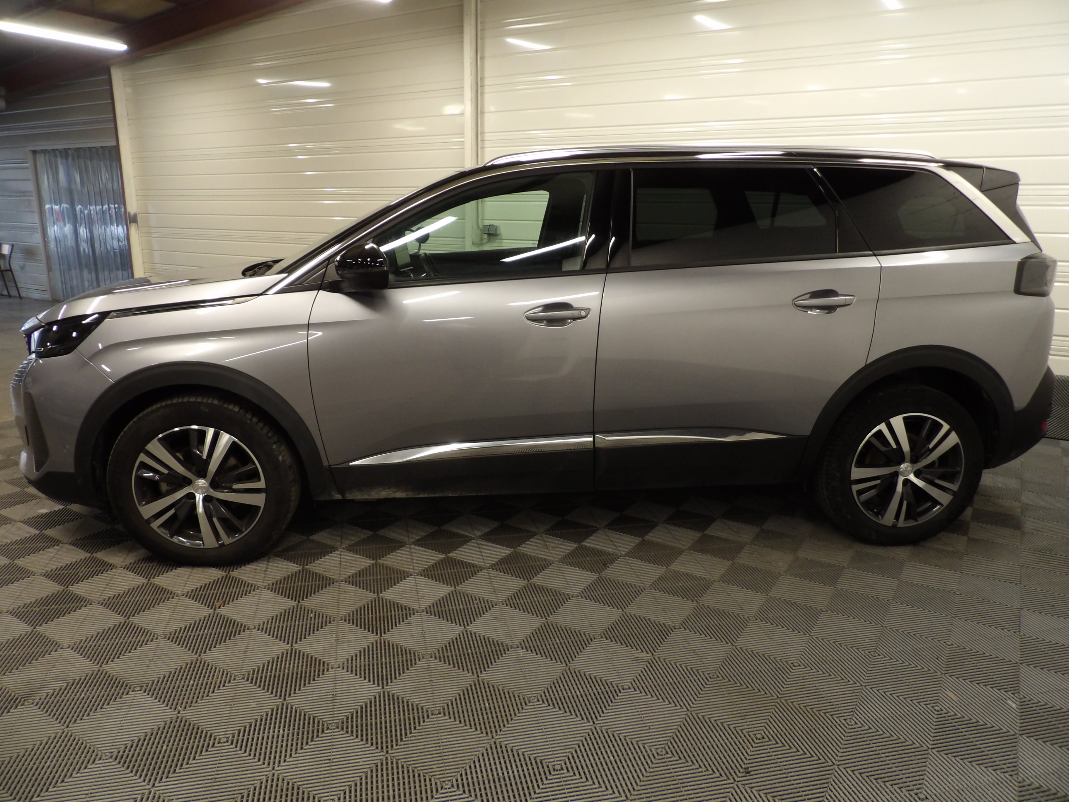 Photo 4 du véhicule PEUGEOT 5008