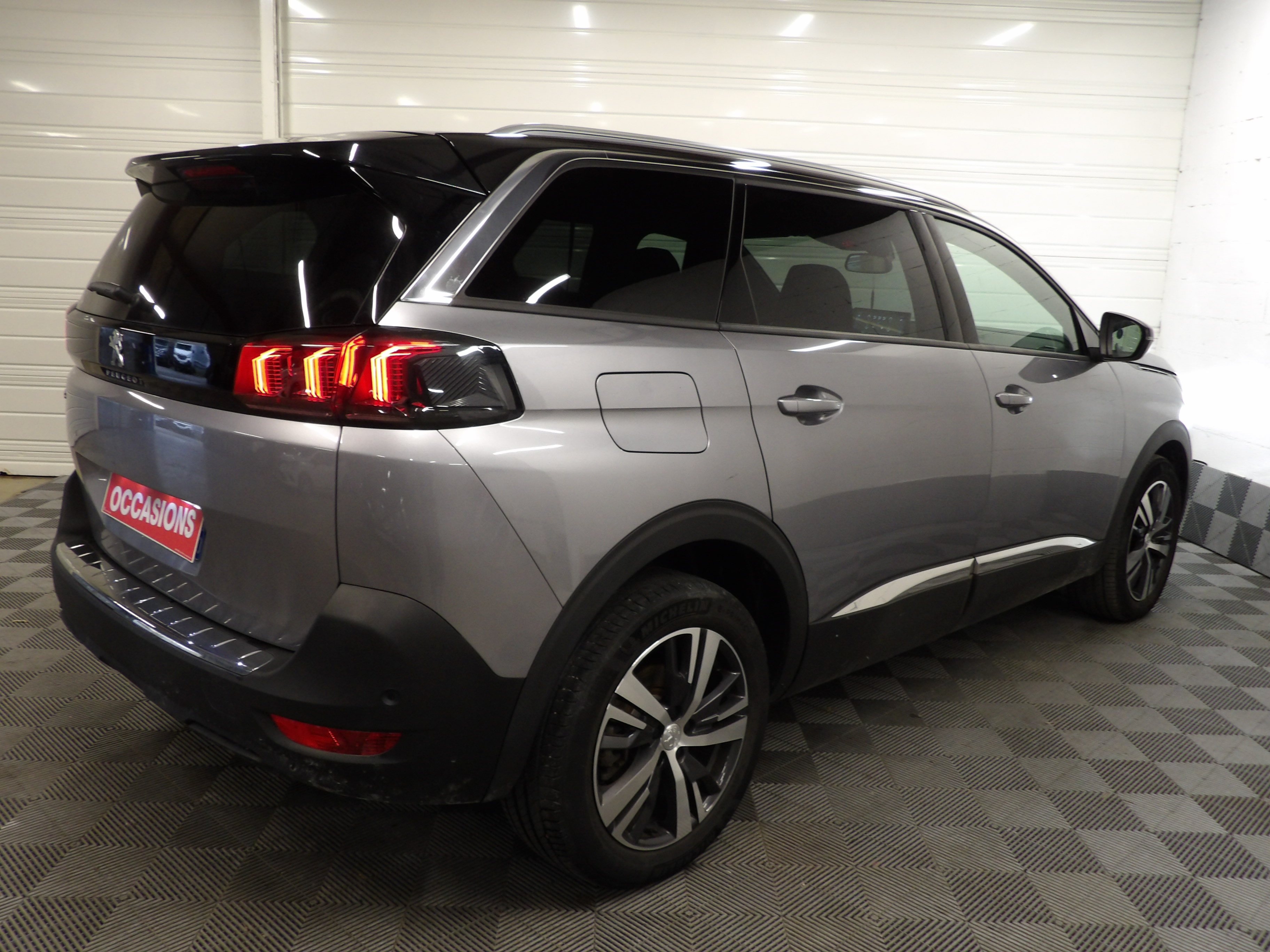 Photo 6 du véhicule PEUGEOT 5008