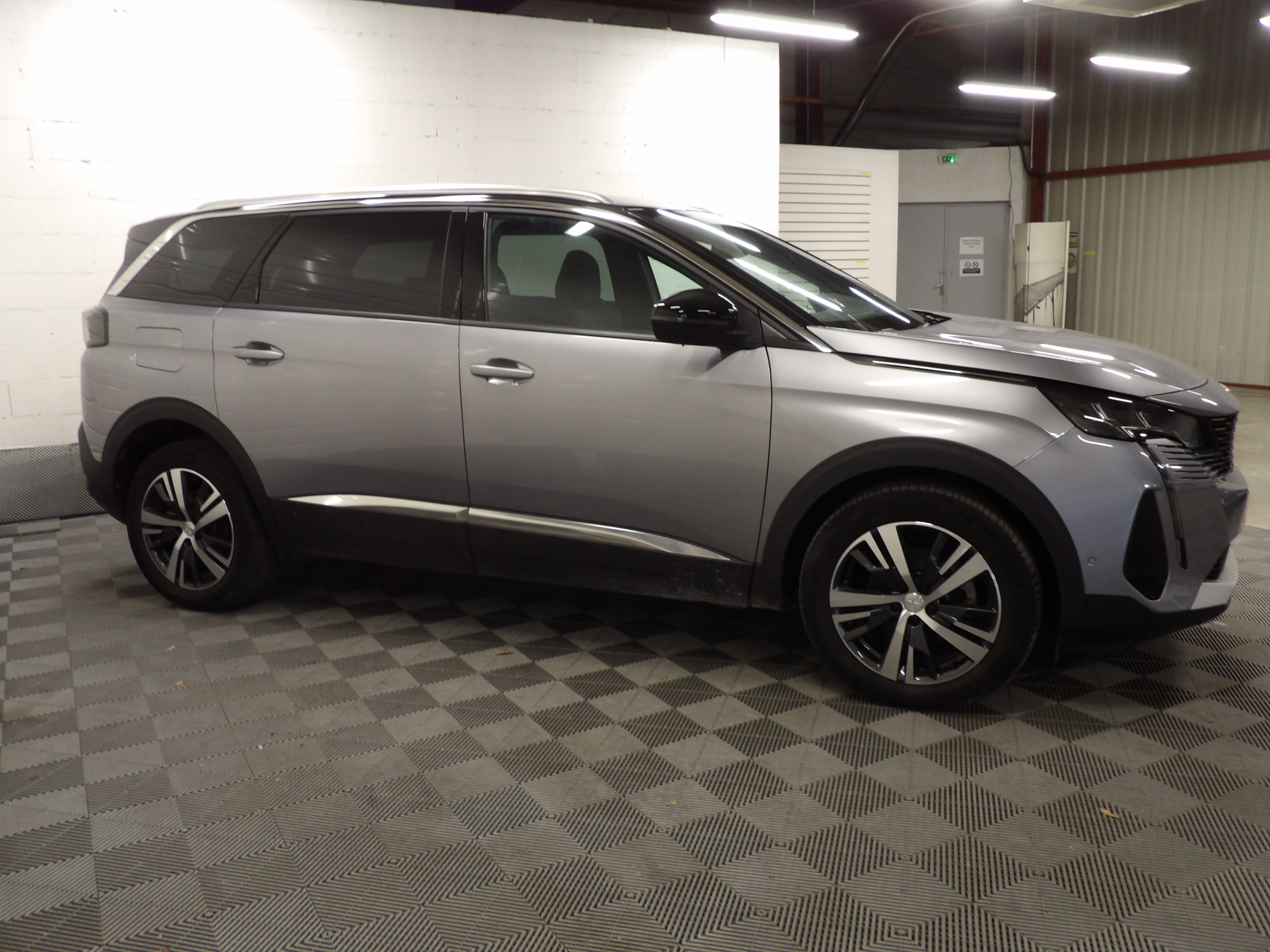 Photo 5 du véhicule PEUGEOT 5008