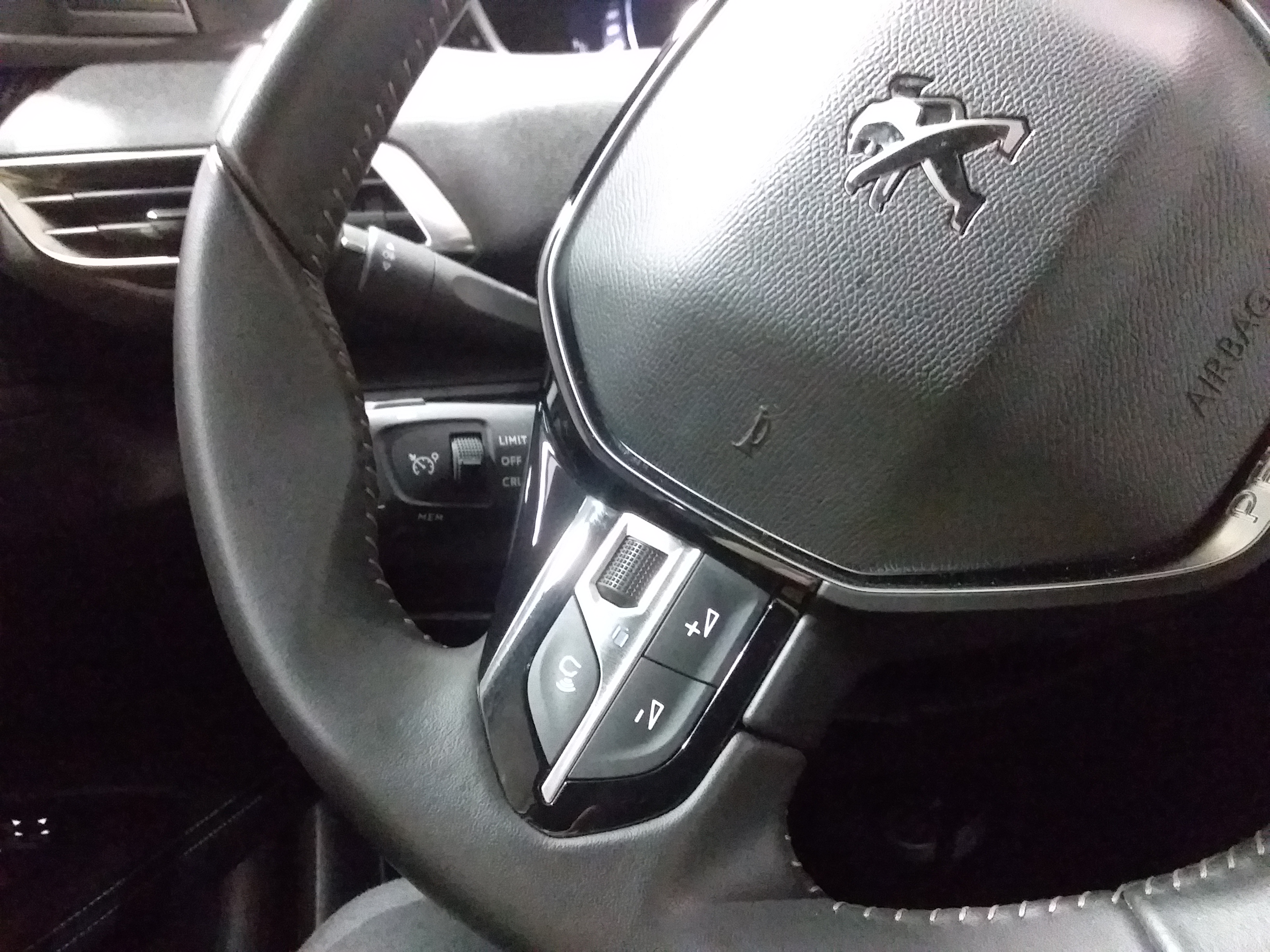 Photo 24 du véhicule PEUGEOT 3008