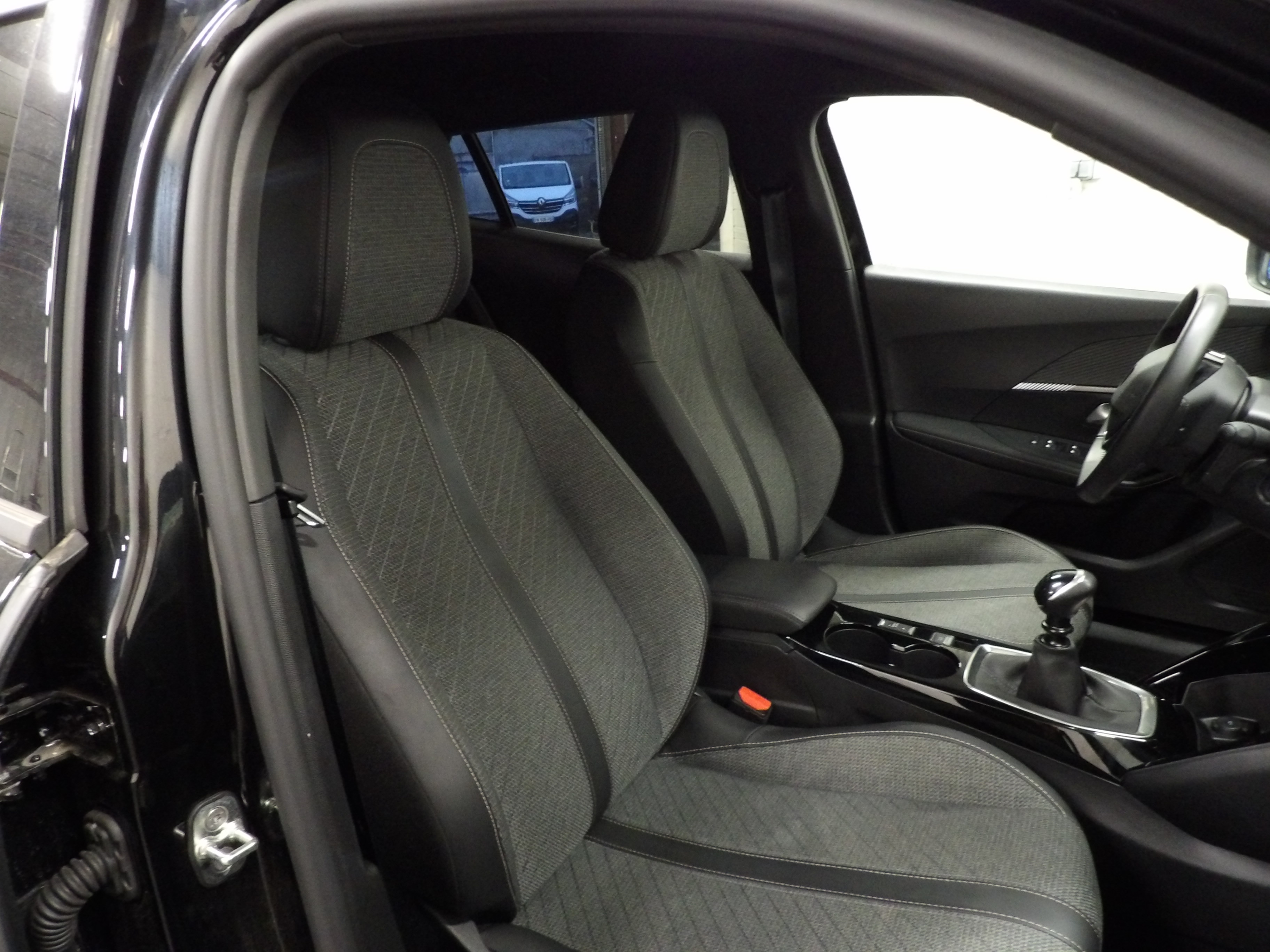 Photo 10 du véhicule PEUGEOT 2008