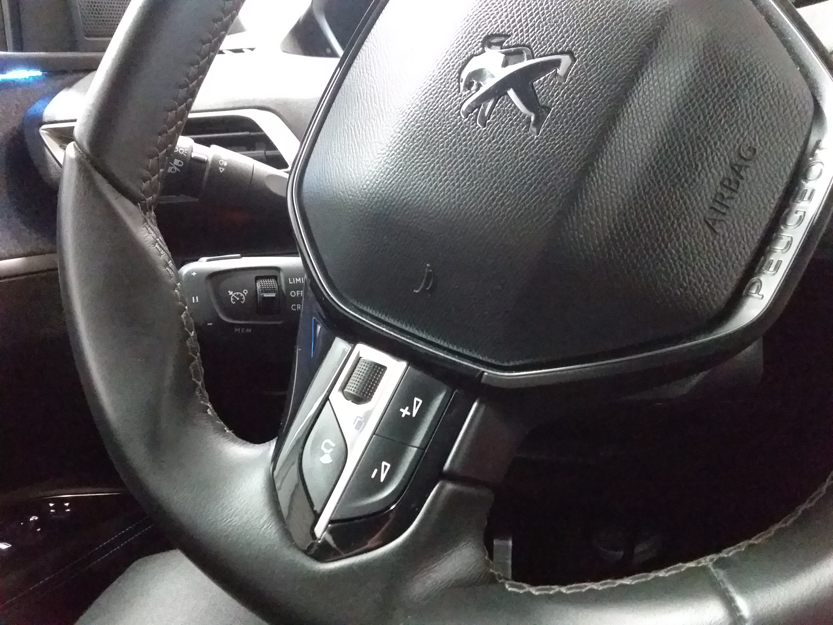 Photo 23 du véhicule PEUGEOT 3008