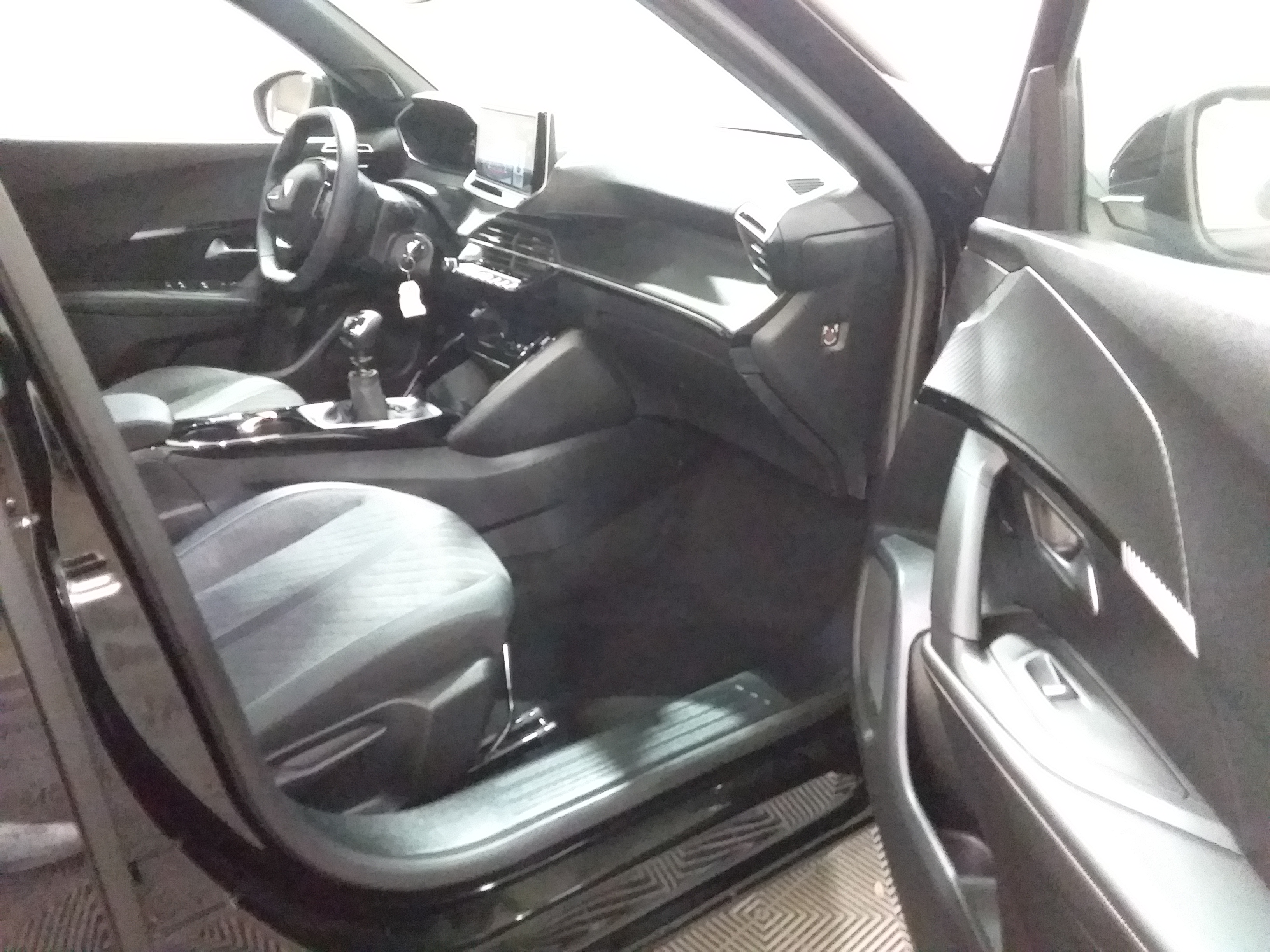Photo 7 du véhicule PEUGEOT 2008