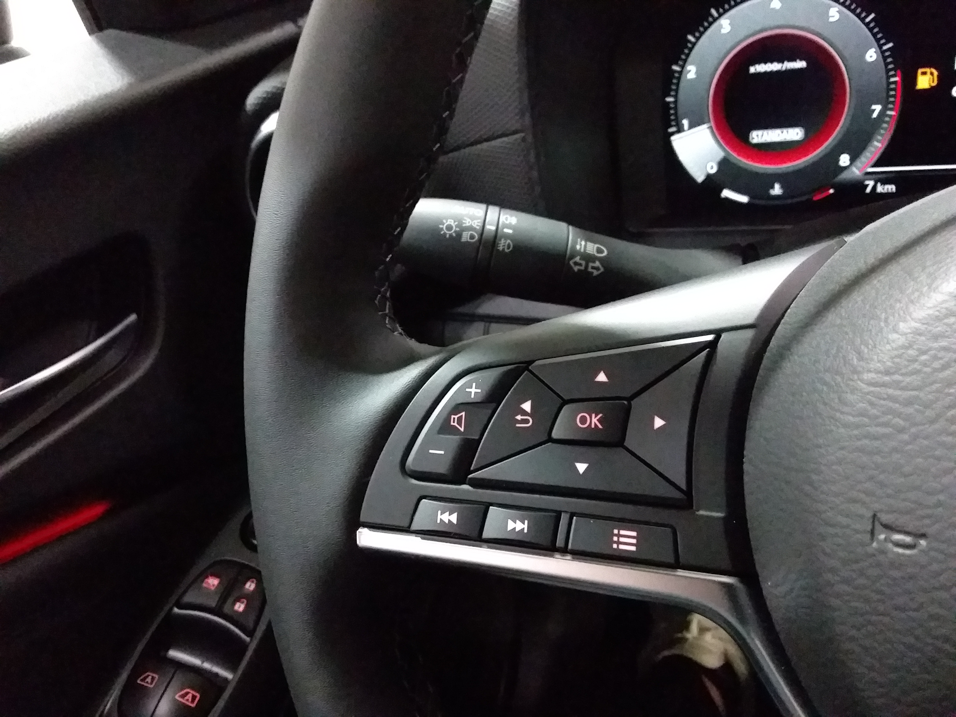 Photo 21 du véhicule NISSAN JUKE