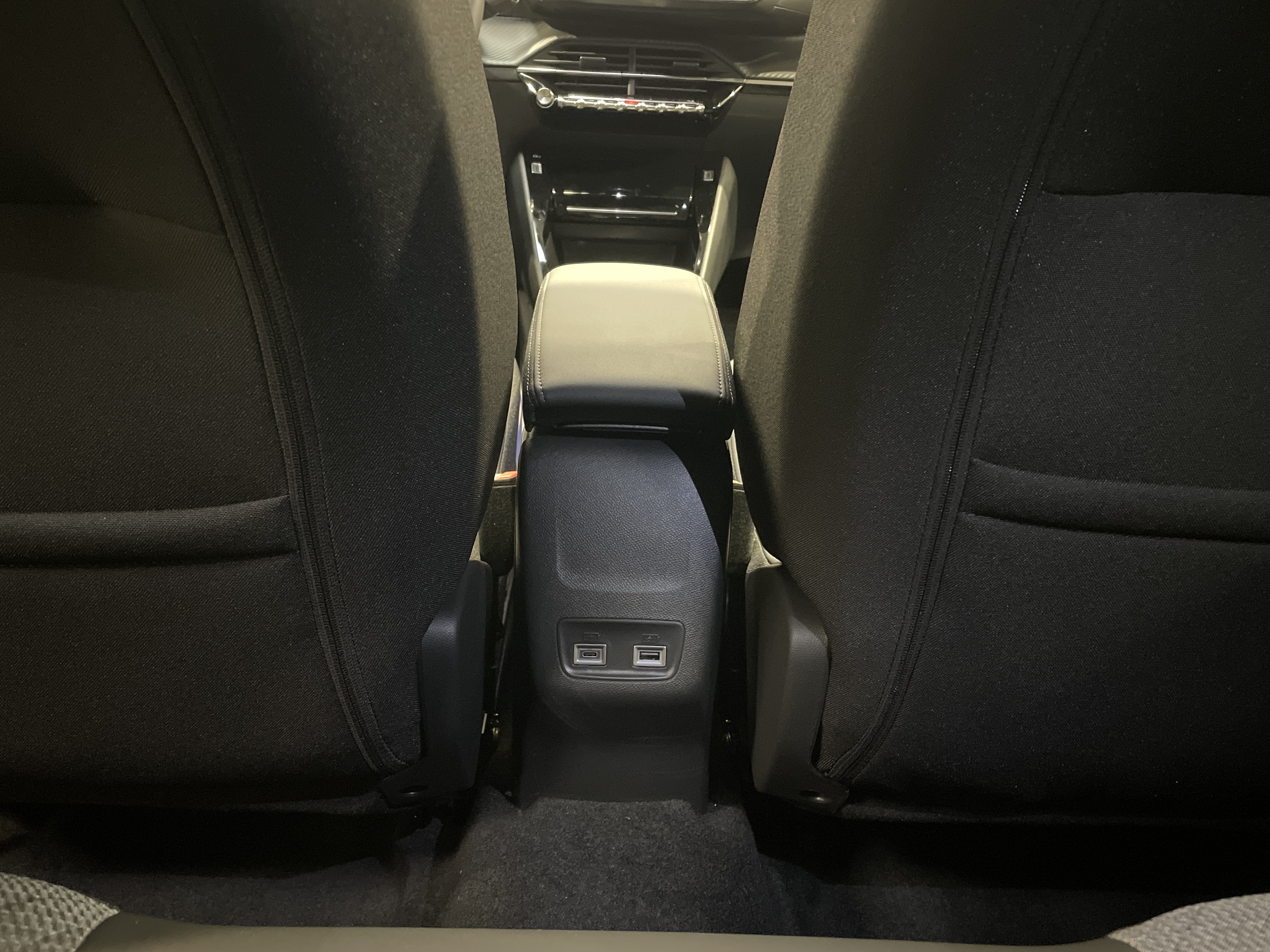 Photo 40 du véhicule PEUGEOT 2008