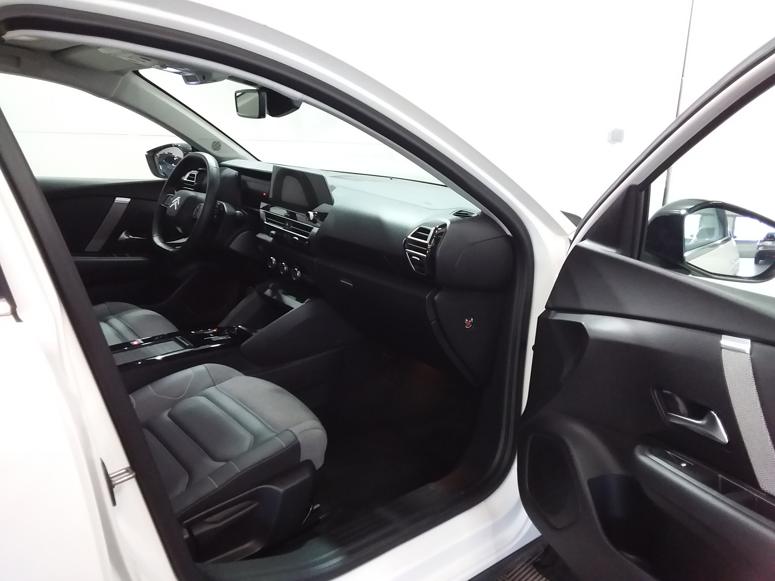 Photo 7 du véhicule CITROEN C4 X