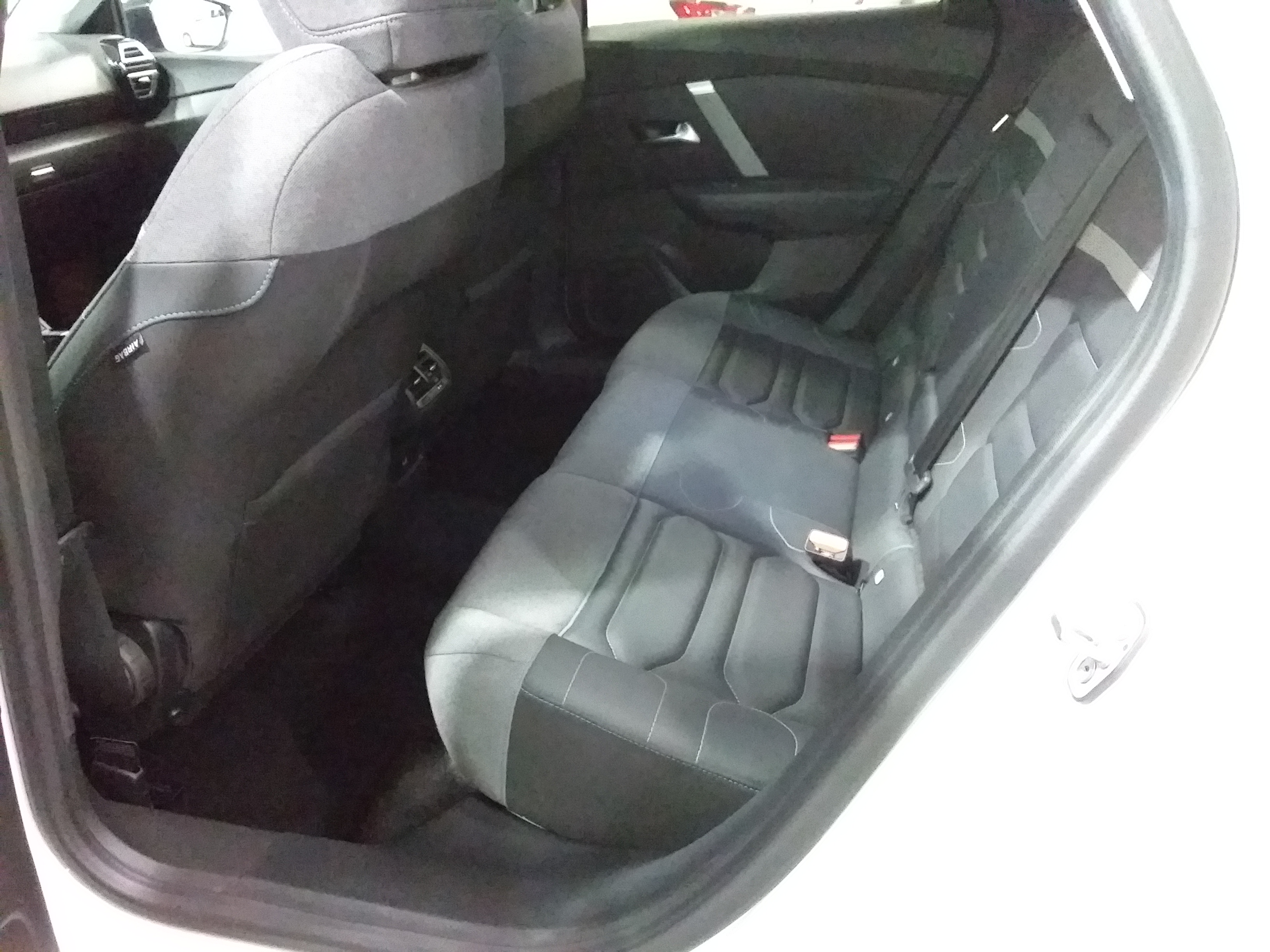 Photo 26 du véhicule CITROEN C4 X