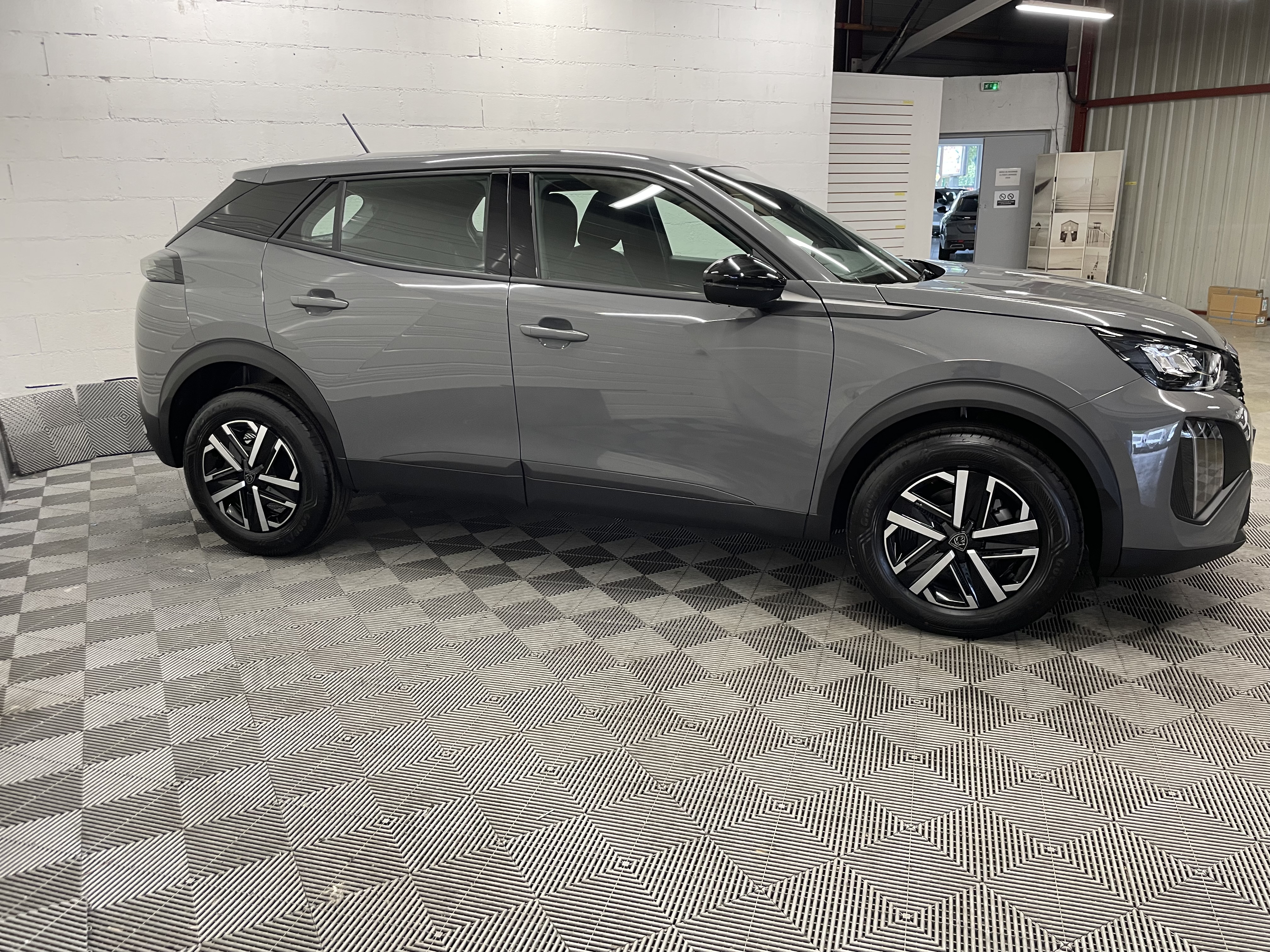 Photo 5 du véhicule PEUGEOT 2008