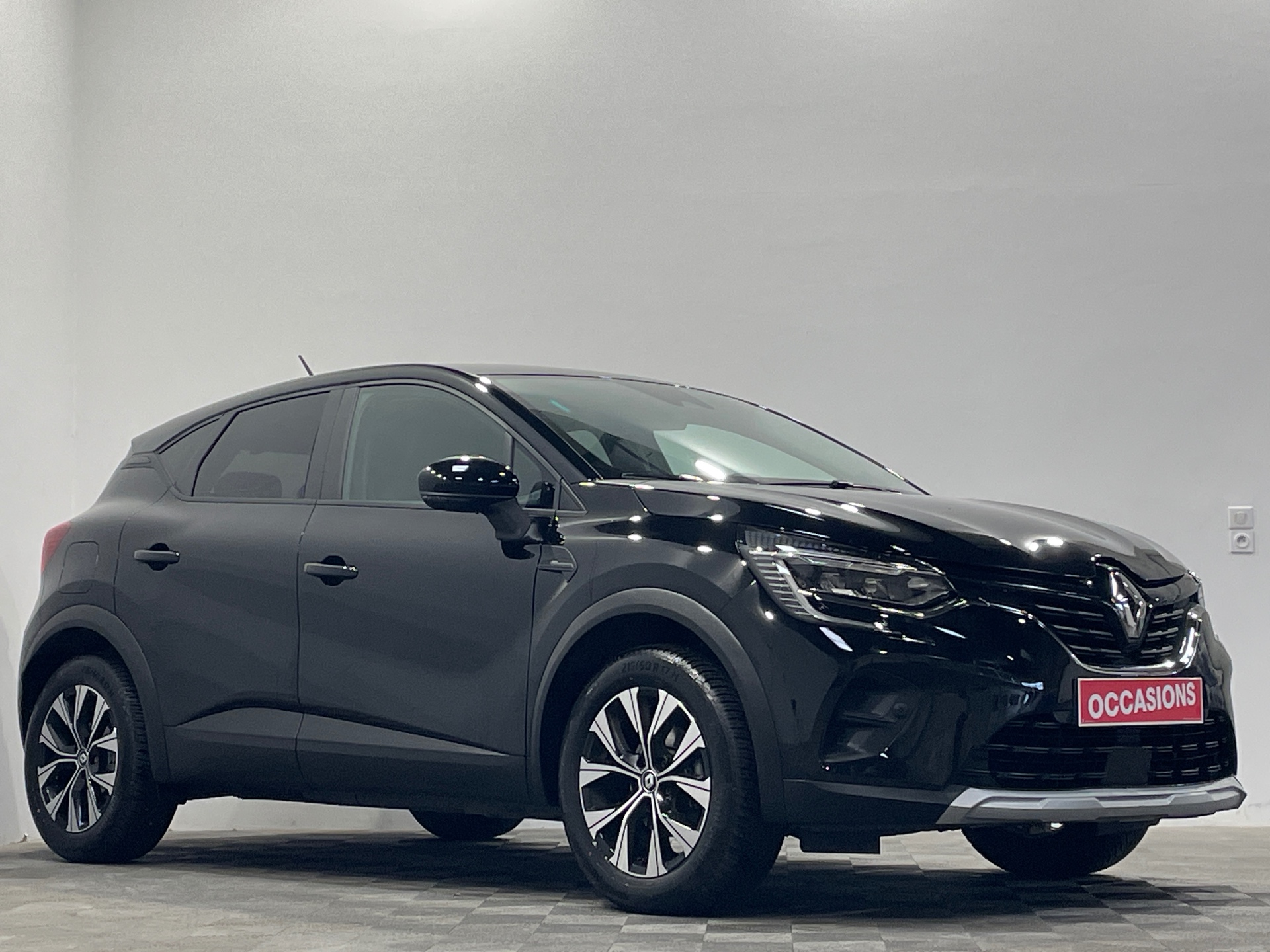 Photo 2 du véhicule RENAULT CAPTUR