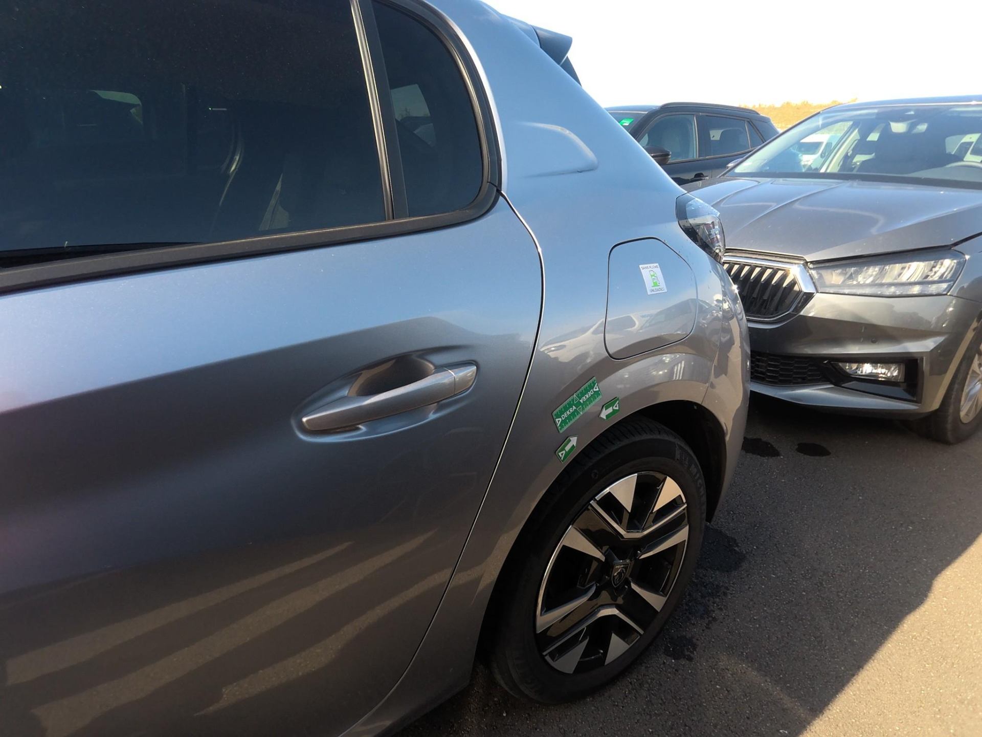 Photo 38 du véhicule PEUGEOT 208