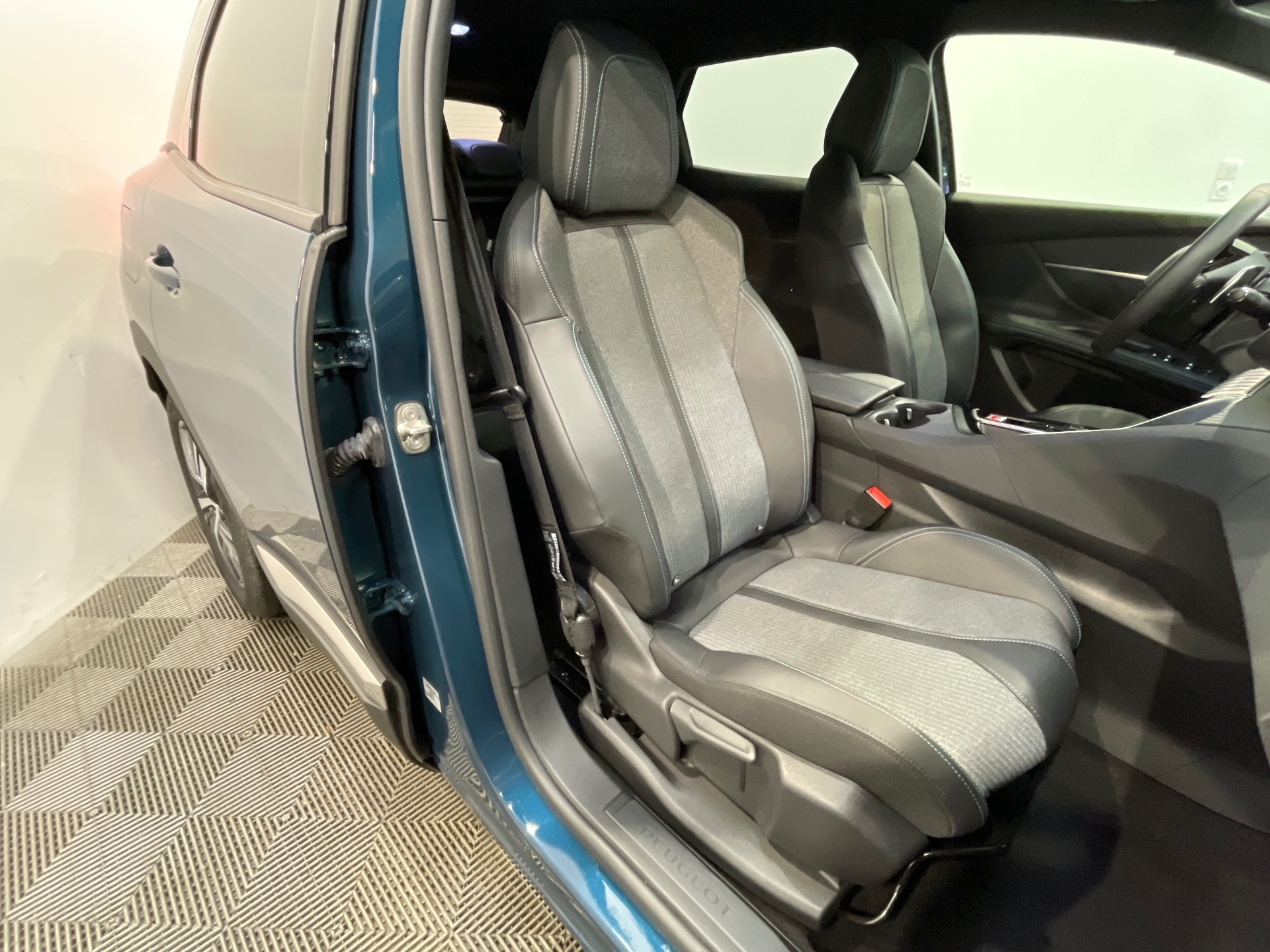 Photo 46 du véhicule PEUGEOT 3008