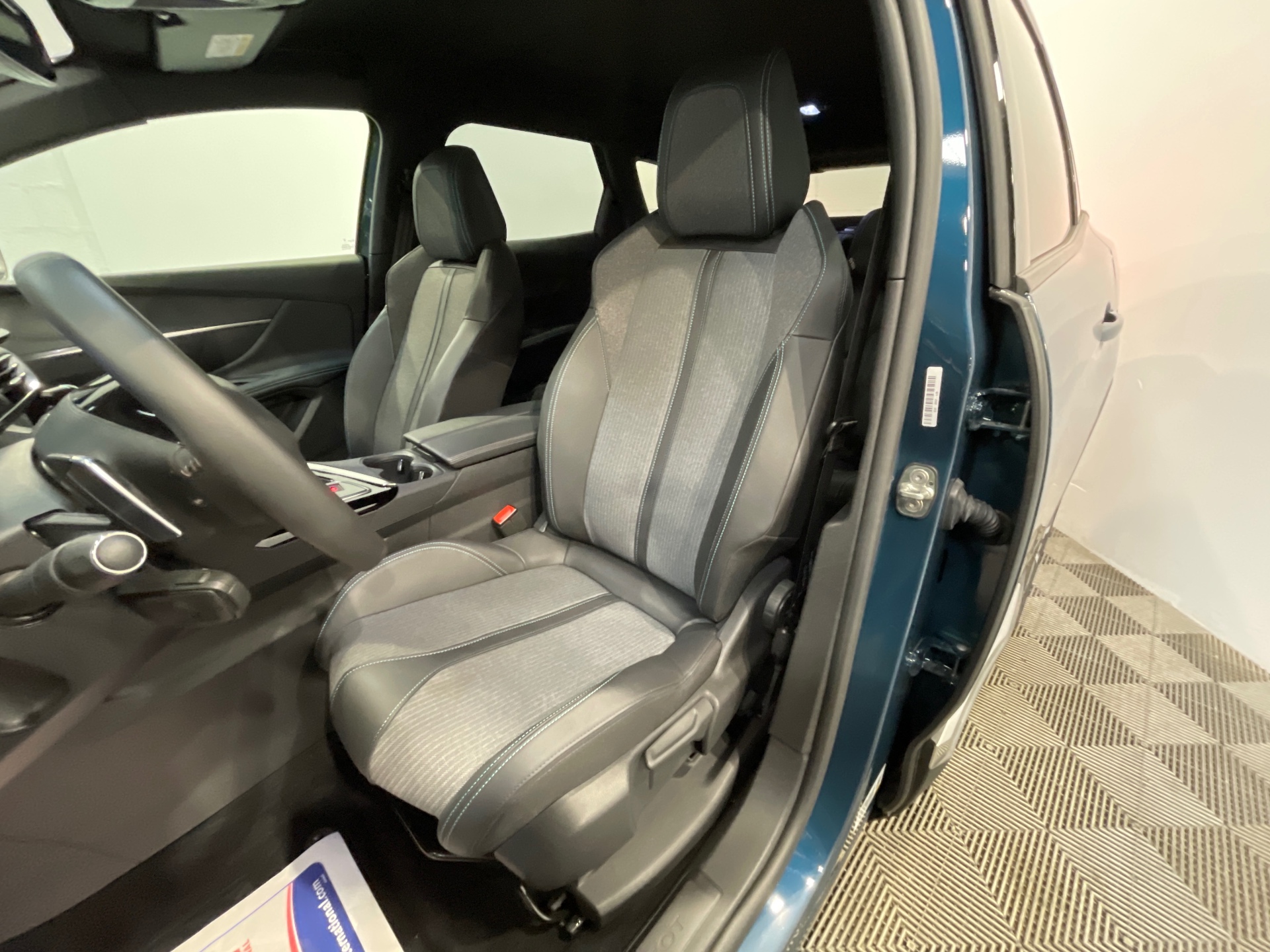 Photo 9 du véhicule PEUGEOT 3008