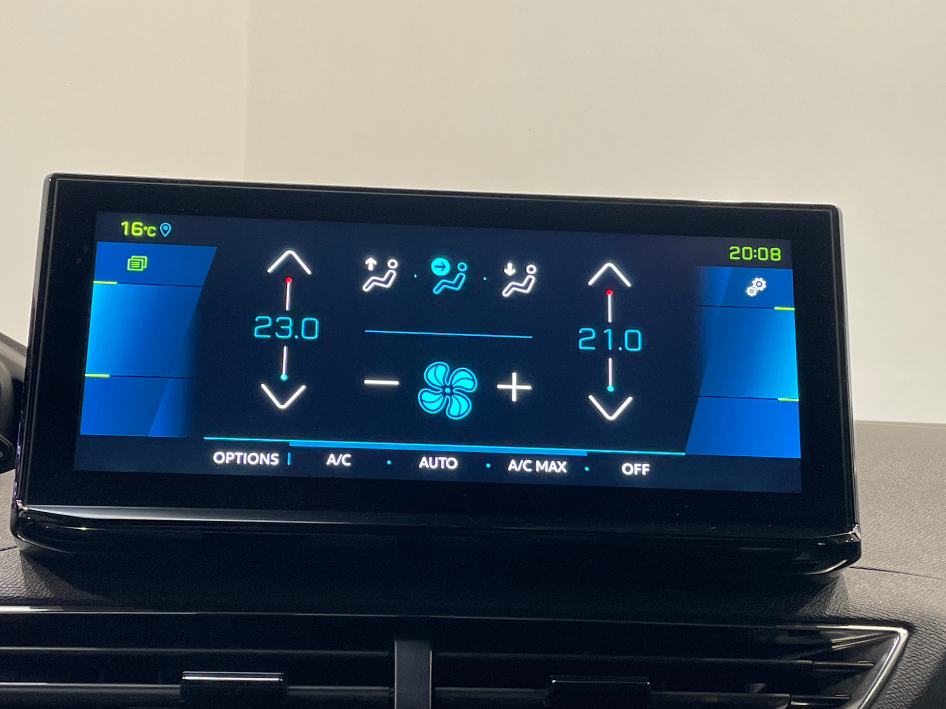 Photo 16 du véhicule PEUGEOT 3008