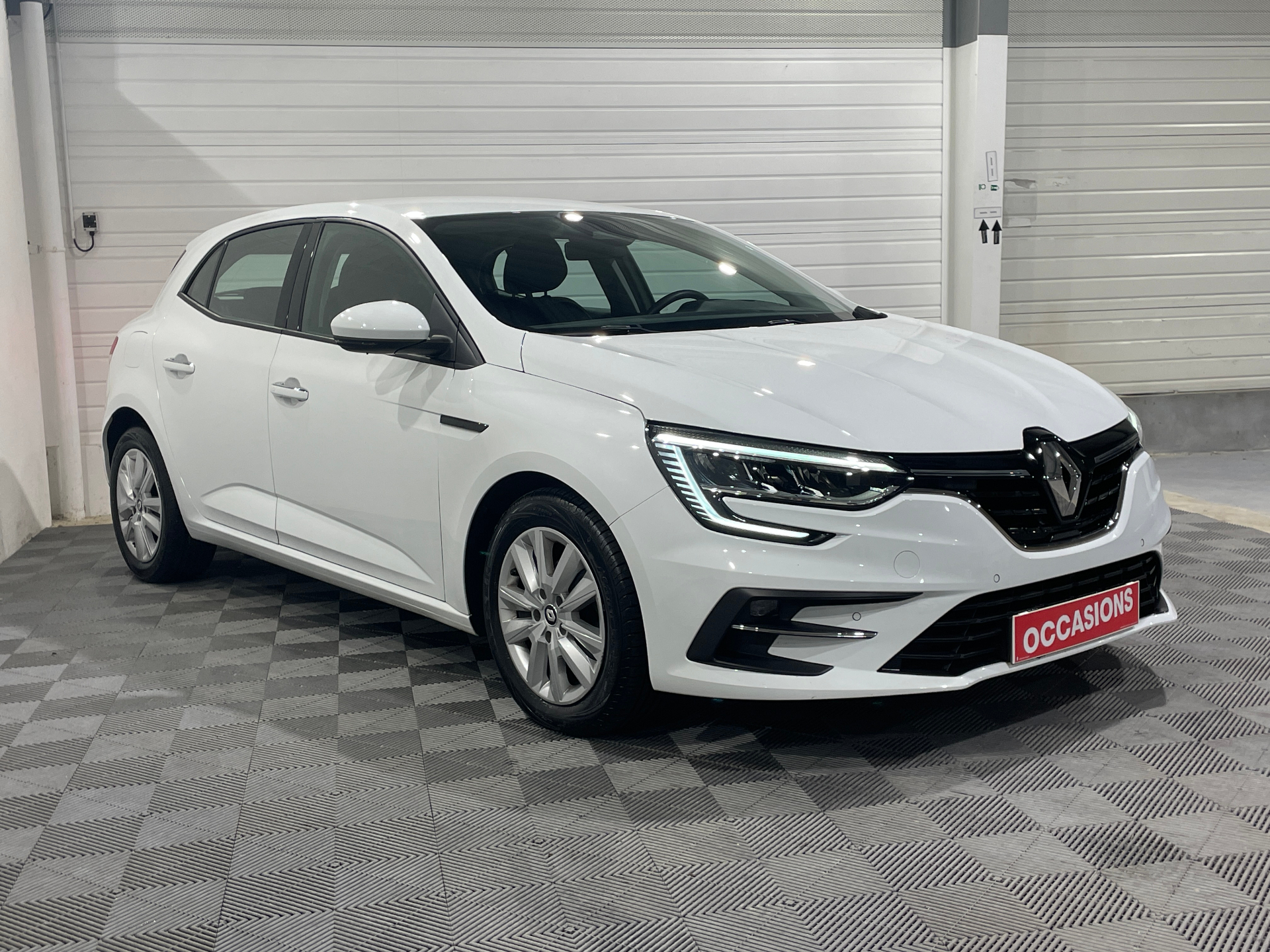 Photo 3 du véhicule RENAULT MEGANE IV BERLINE