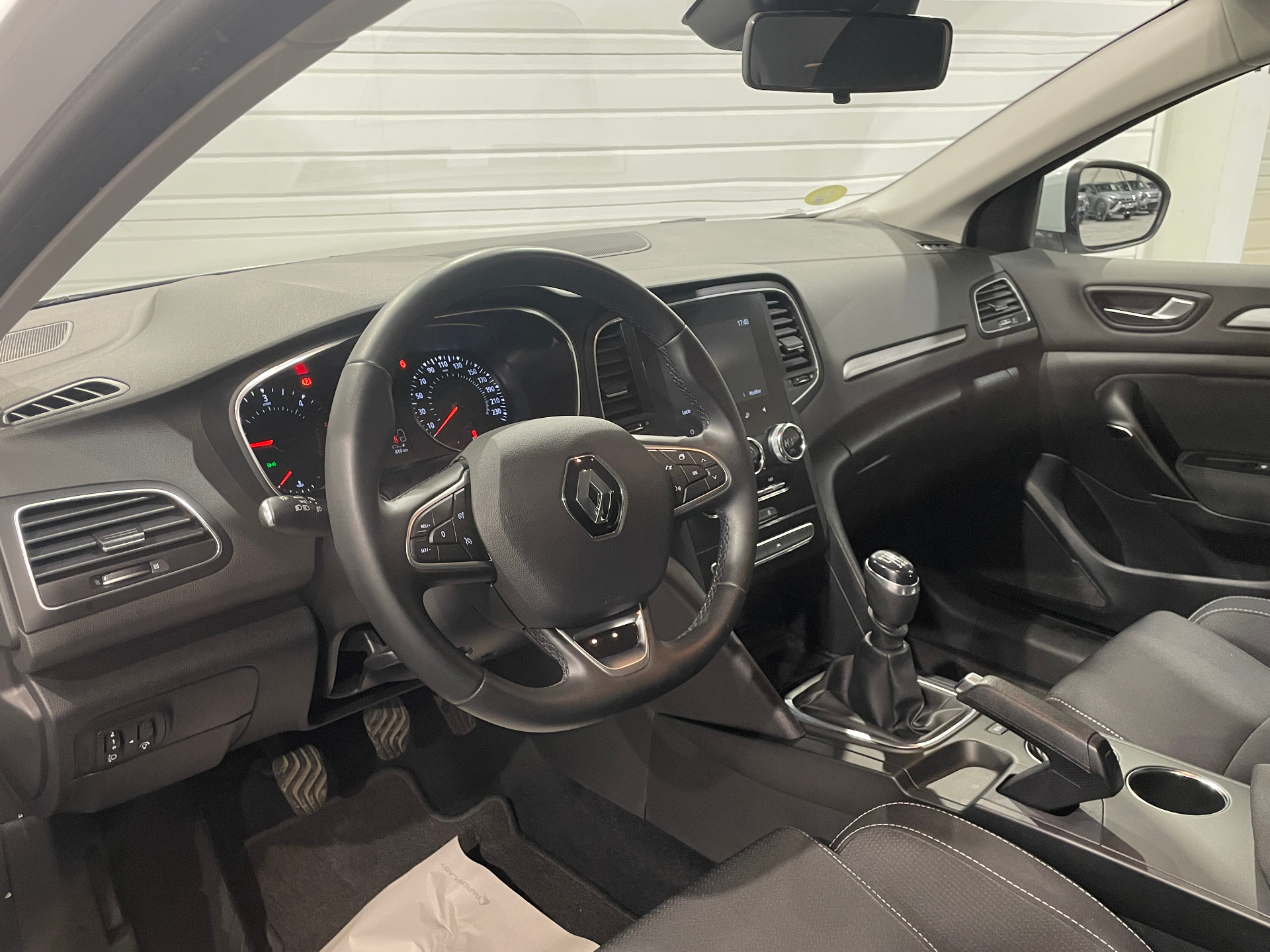 Photo 10 du véhicule RENAULT MEGANE IV BERLINE