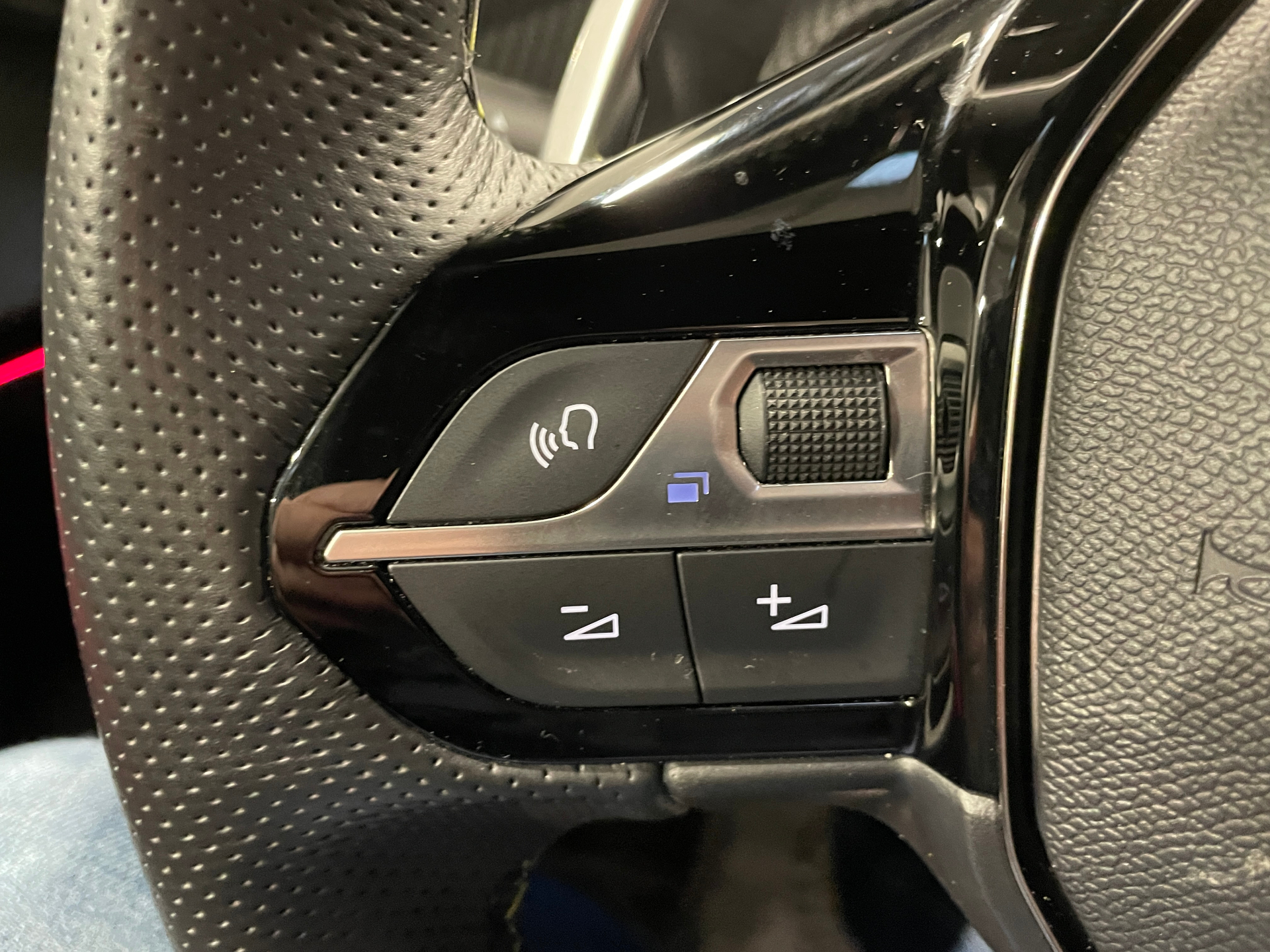 Photo 30 du véhicule PEUGEOT 2008