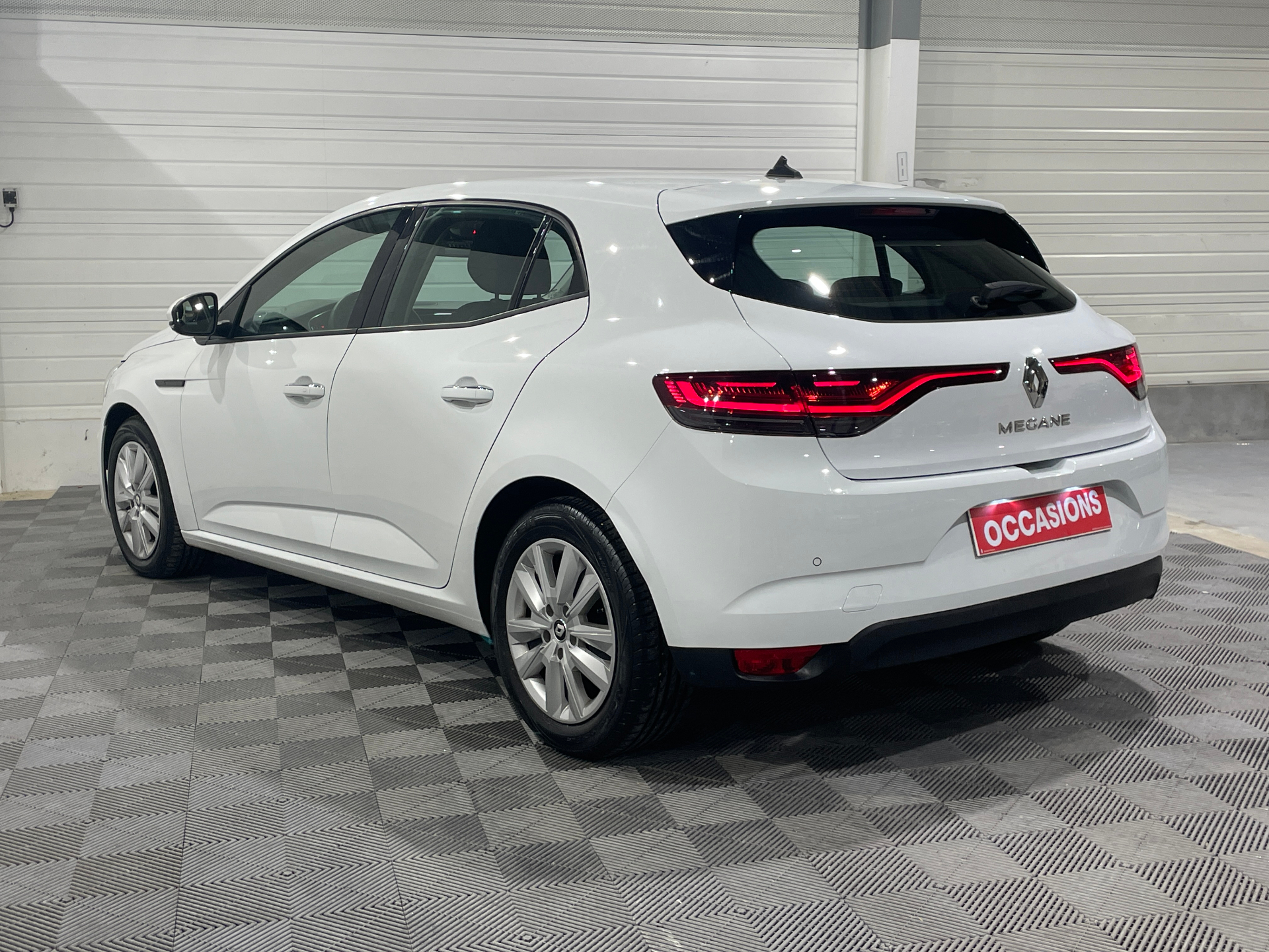 Photo 7 du véhicule RENAULT MEGANE IV BERLINE