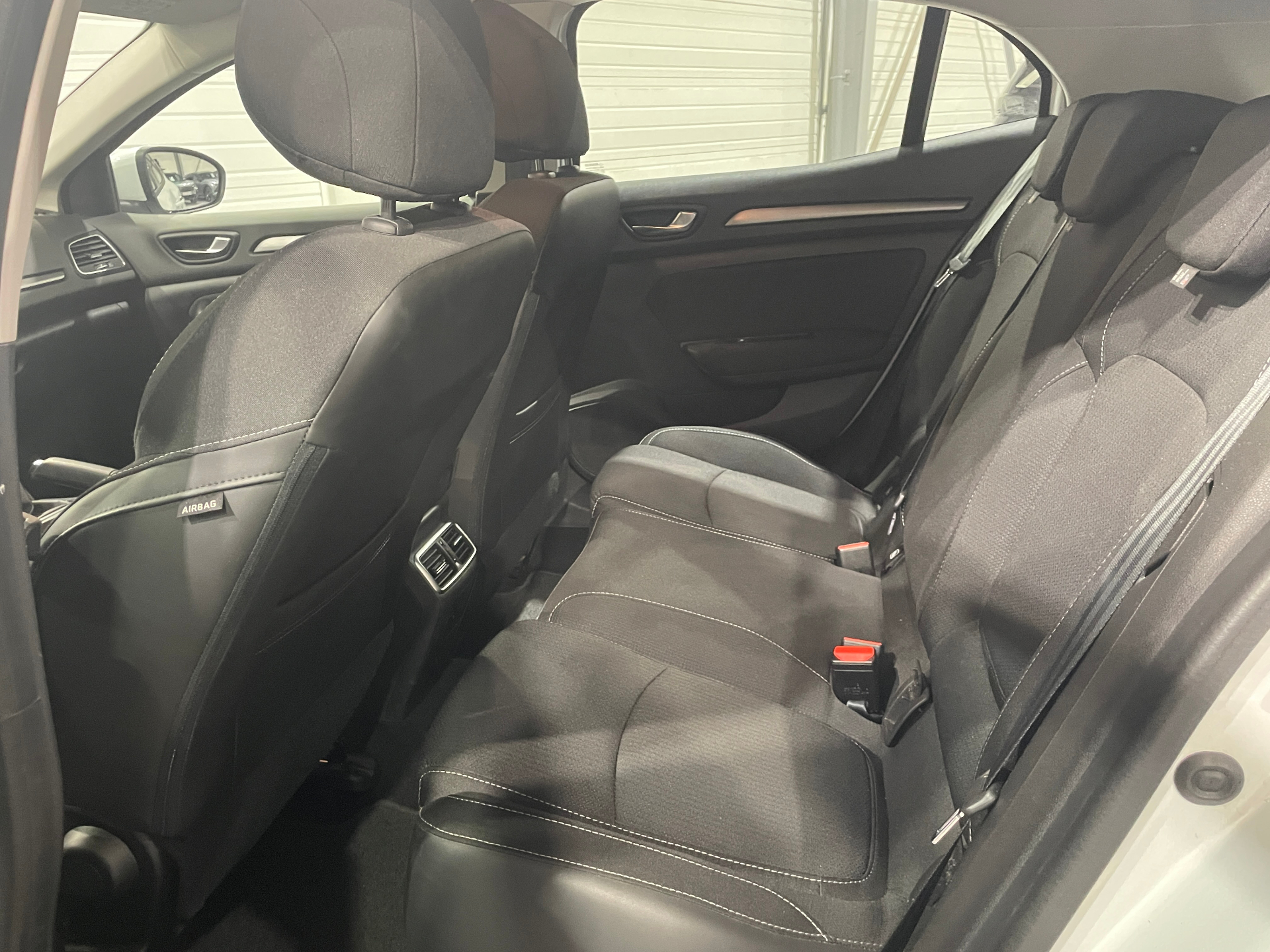 Photo 12 du véhicule RENAULT MEGANE IV BERLINE