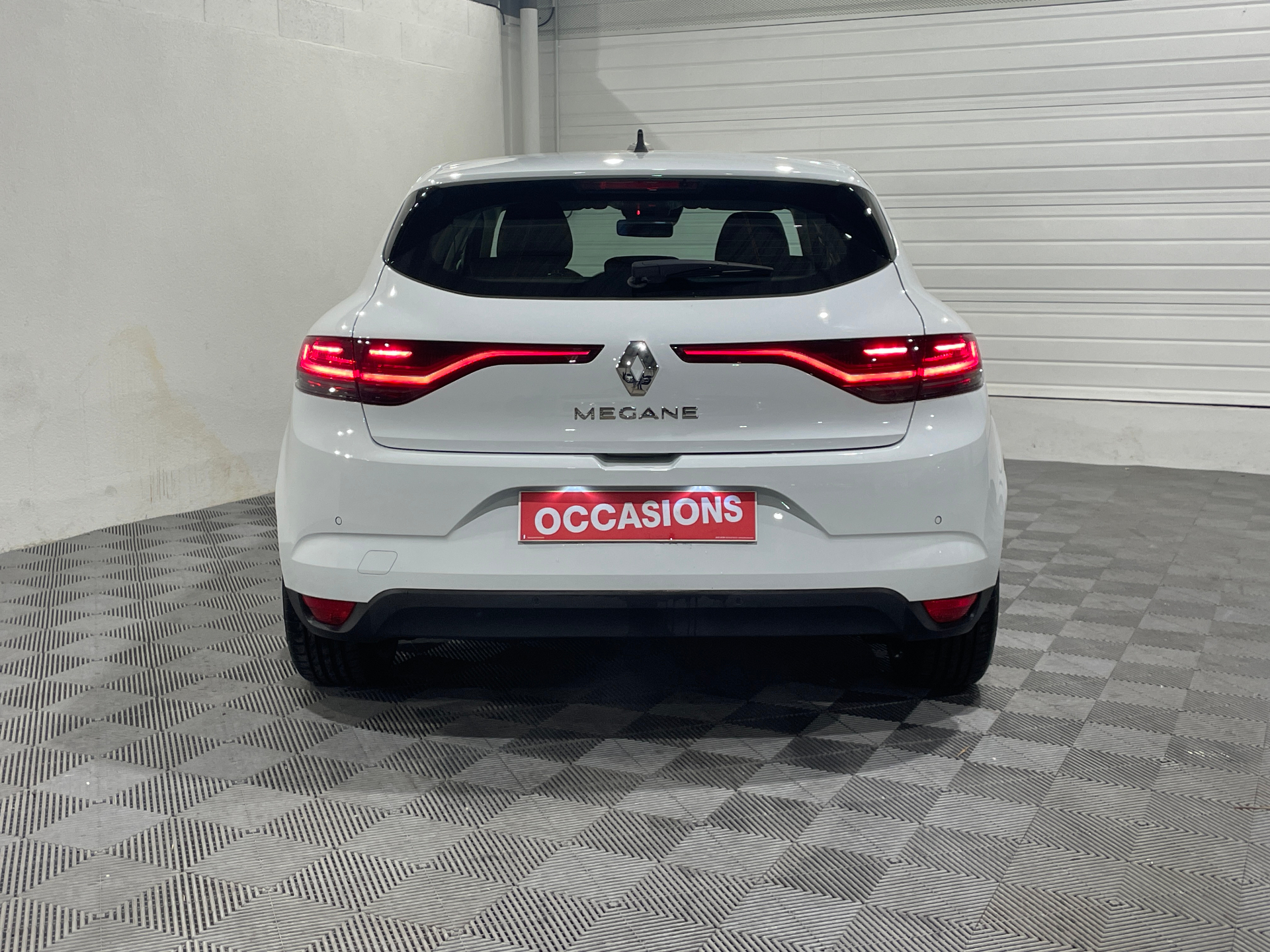 Photo 6 du véhicule RENAULT MEGANE IV BERLINE