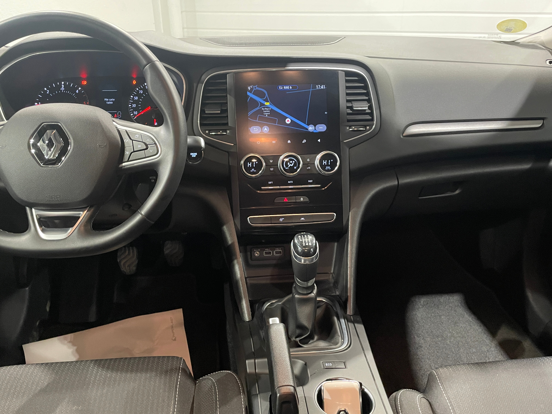 Photo 15 du véhicule RENAULT MEGANE IV BERLINE