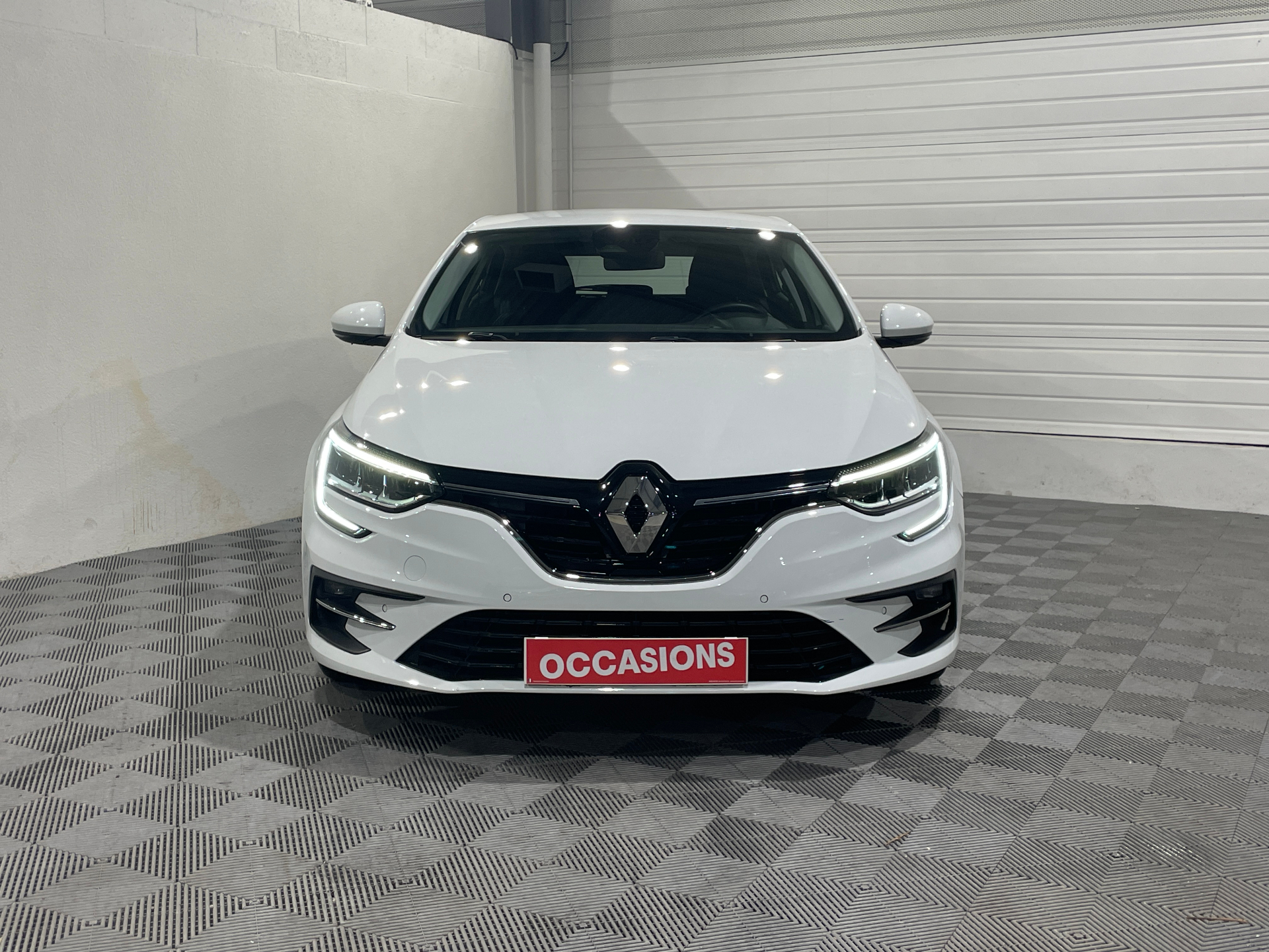 Photo 2 du véhicule RENAULT MEGANE IV BERLINE