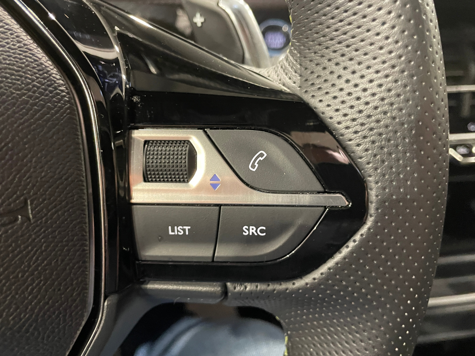 Photo 28 du véhicule PEUGEOT 2008