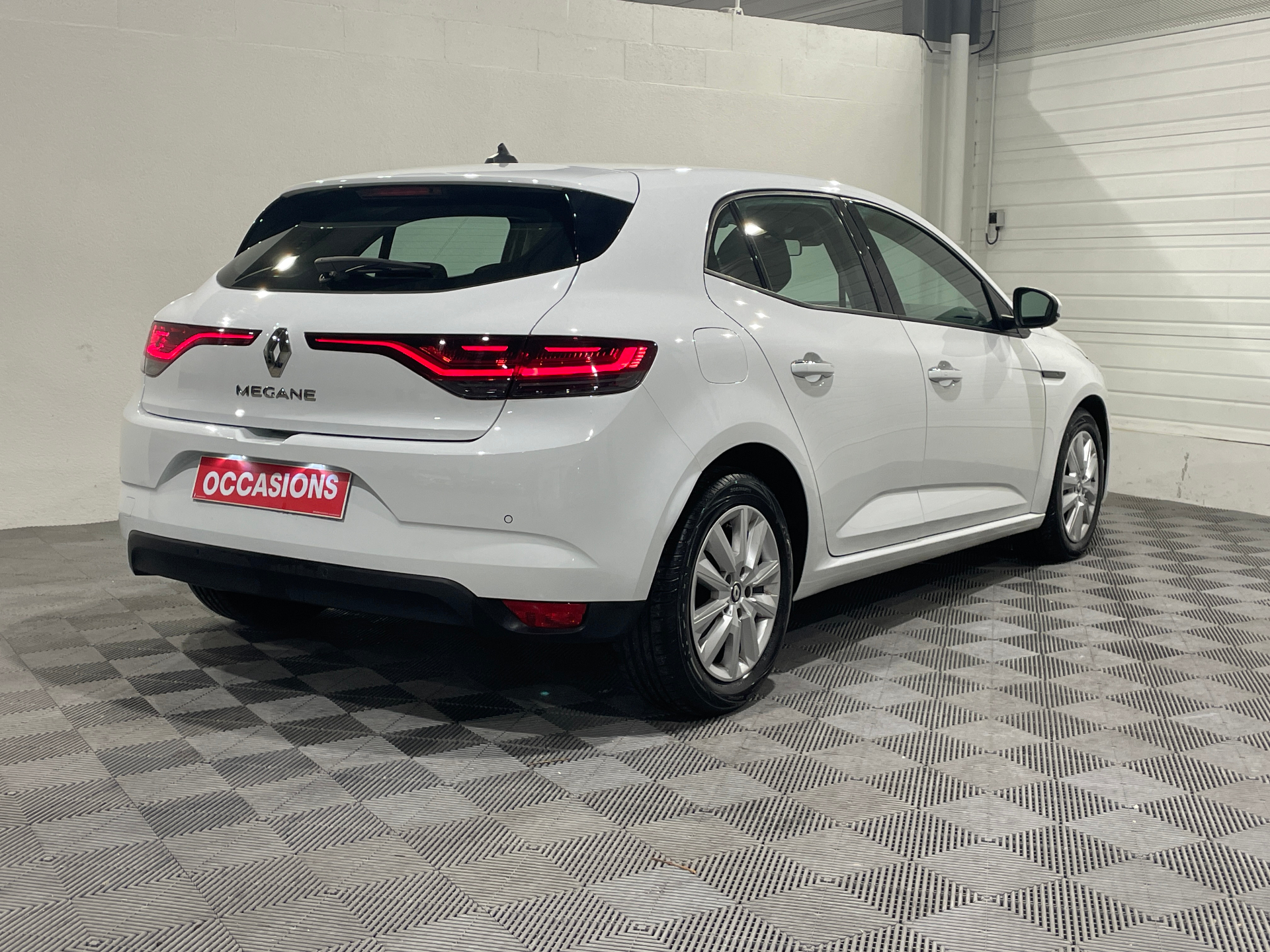 Photo 5 du véhicule RENAULT MEGANE IV BERLINE