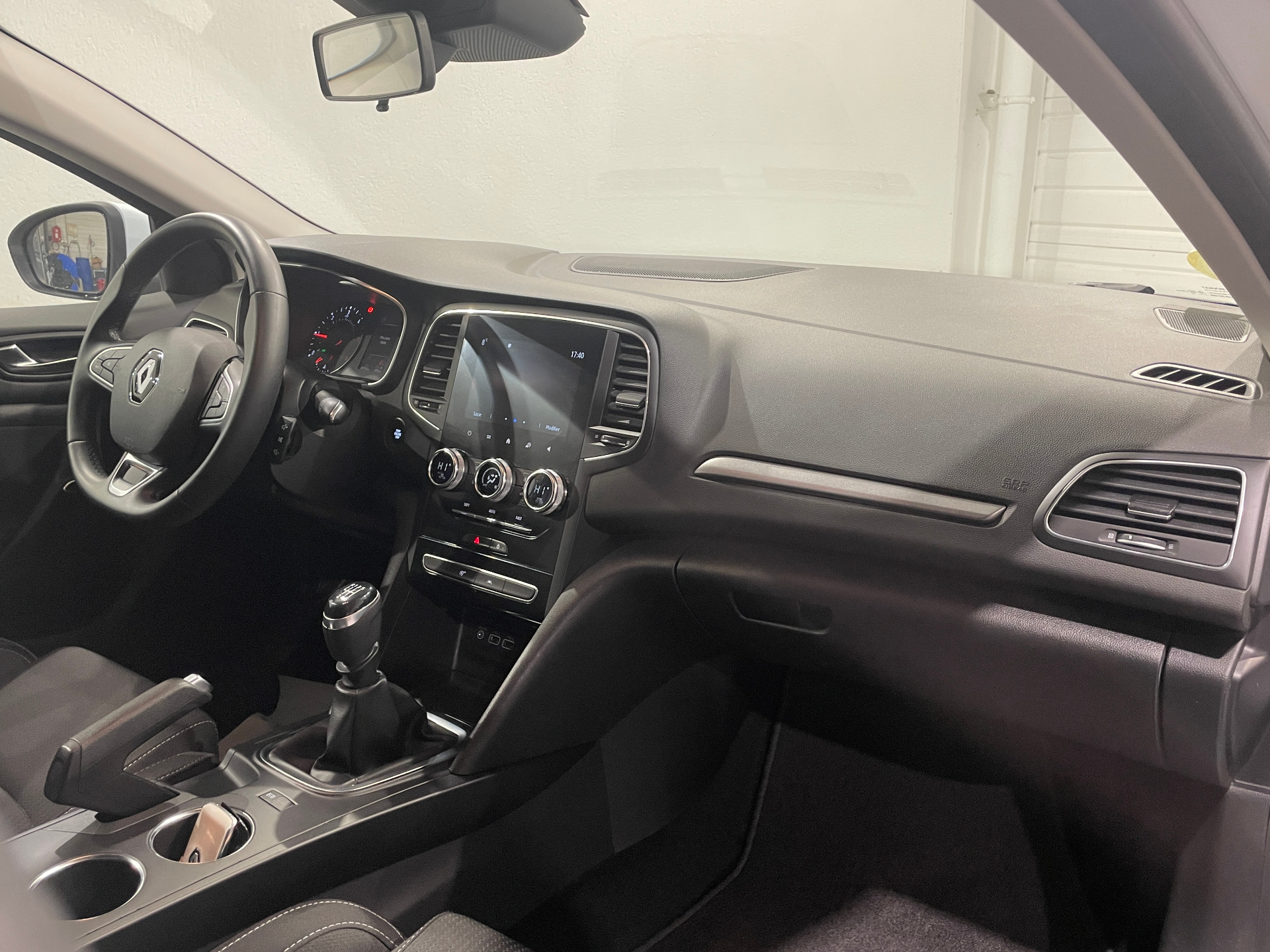 Photo 9 du véhicule RENAULT MEGANE IV BERLINE